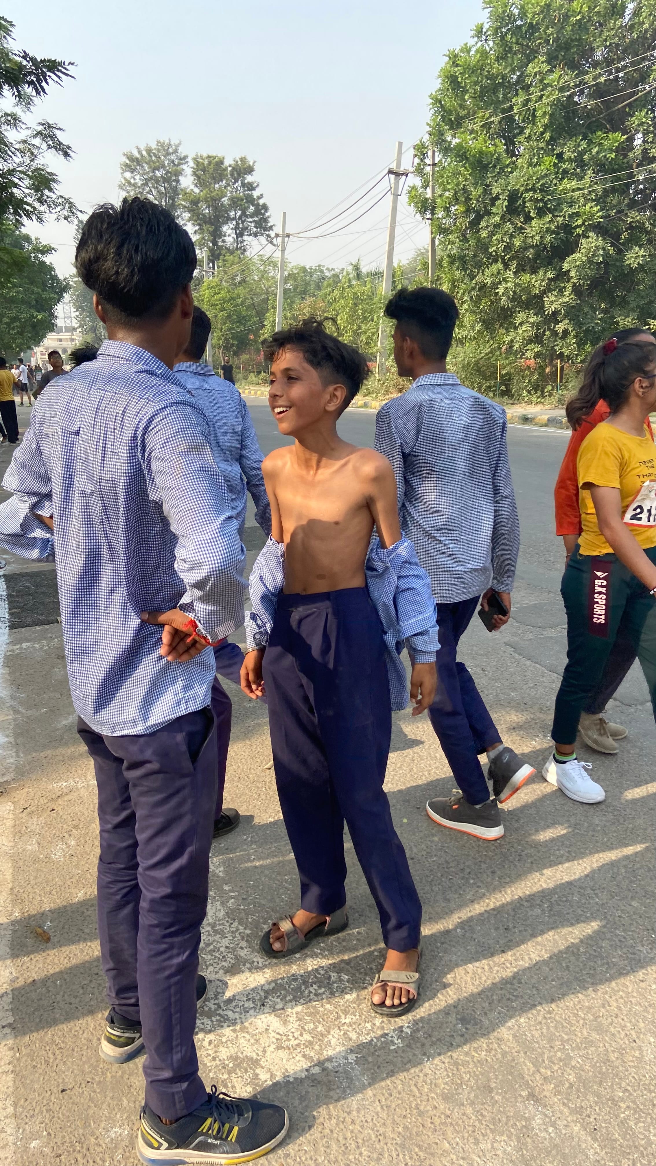 पसीना सुखाने के लिए कमीज उतारकर खड़ा खिलाड़ी। संवाद पसीना सुखाने के लिए कमीज उतारकर खड़ा खिलाड़ी। संवाद