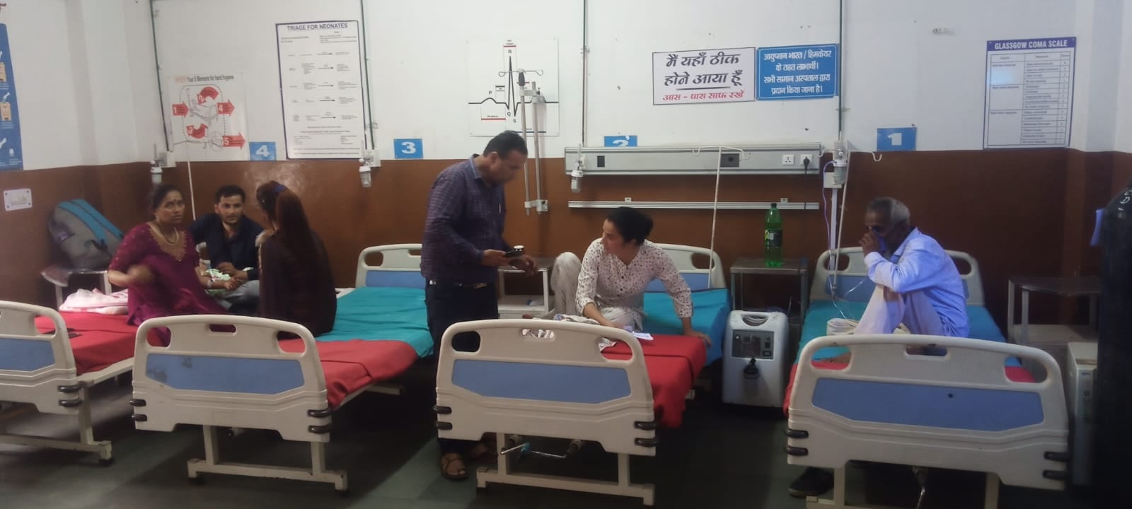 पांवटा अस्पताल के आपातकालीन कक्ष में उपचाराधीन मरीज। संवाद