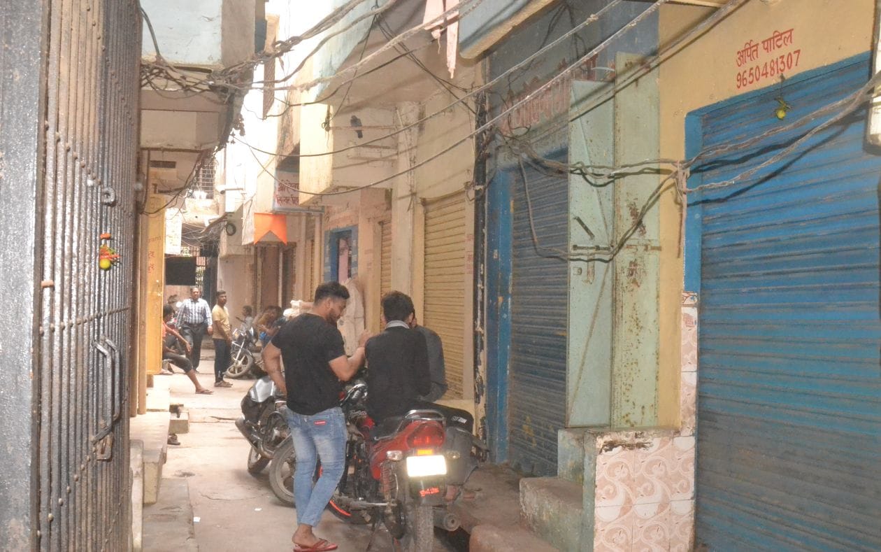 सोमवार को सराफा बाजार में बंद पड़ी स्वर्णकारो की दुकाने । संवाद