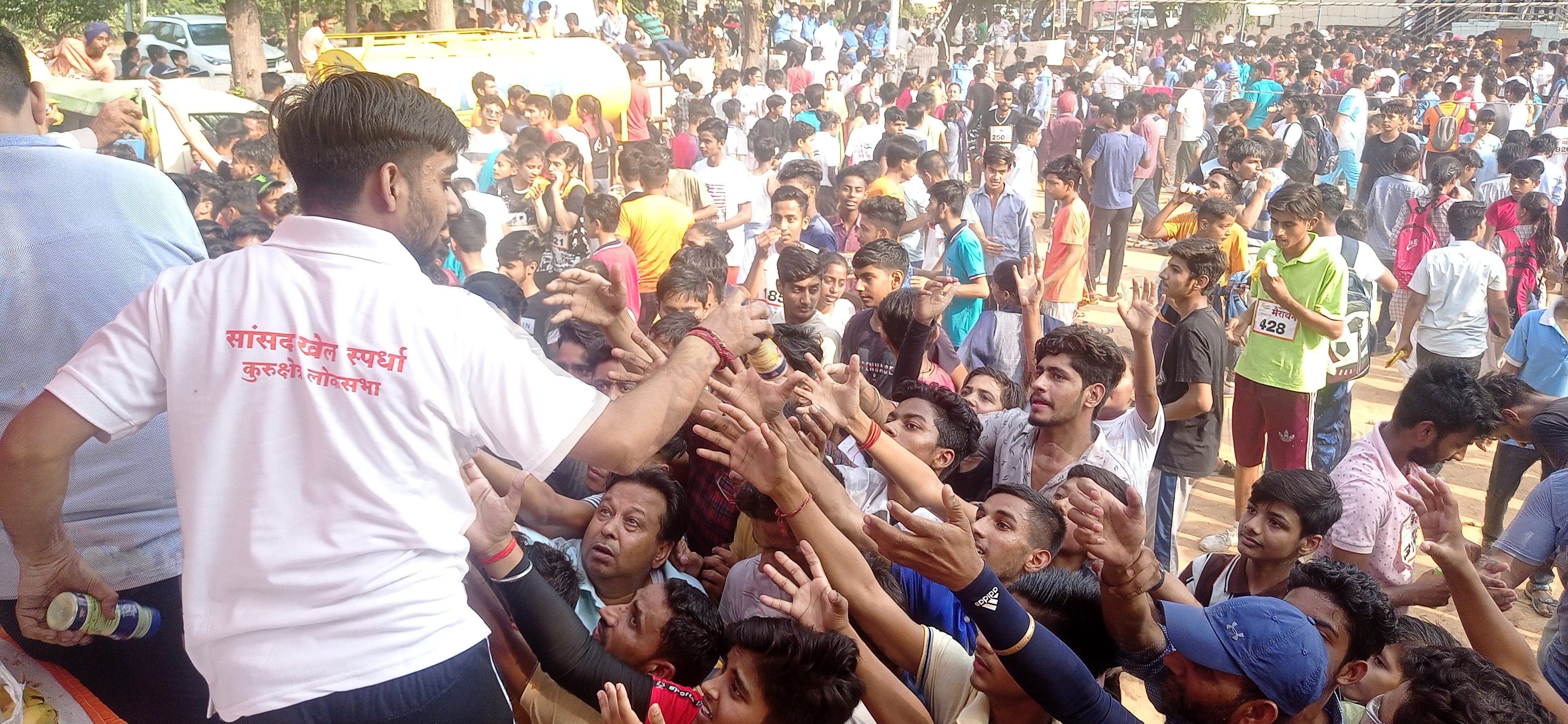 द्रोणाचार्य स्टेडियम में रिफ्रेशमेंट लेने के लिए लगी खिलाड़ियों की भीड़। संवाद द्रोणाचार्य स्टेडियम में रिफ्रेशमेंट लेने के लिए लगी खिलाड़ियों की भीड़। संवाद