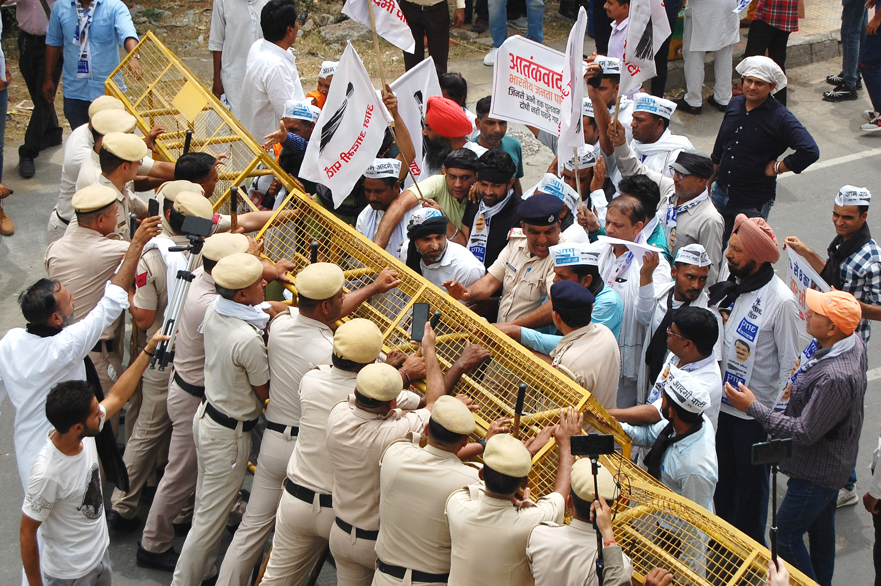 36-कैथल। विधायक लीलाराम के आवास पर कूच करने के लिए पुलिस के बेरिकेट्स तोडने का प्रयास करते हुए आम आ?