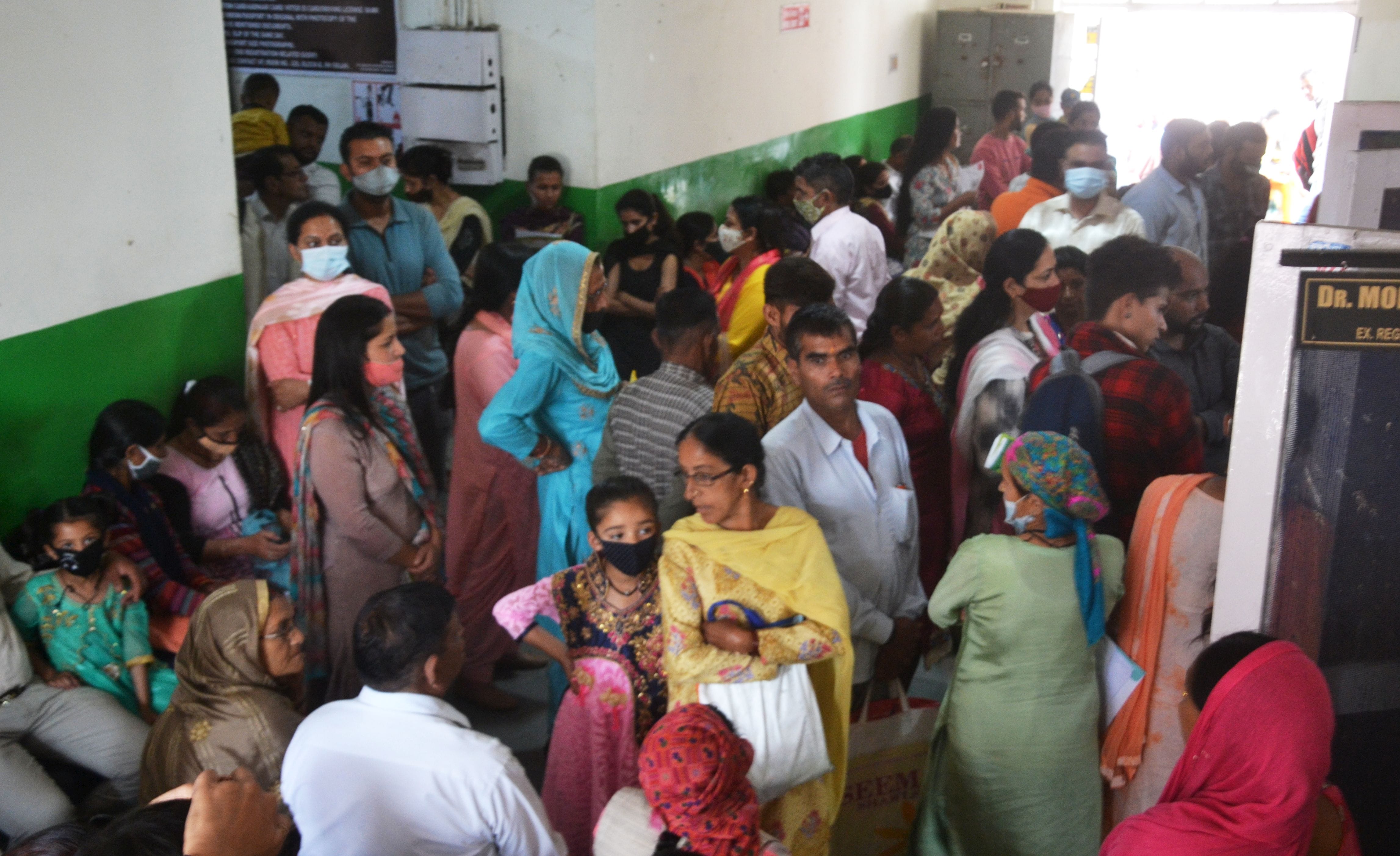 अस्पताल के मेडिसिन वार्ड के बाहर मरीजों की भीड़। संवाद अस्पताल के मेडिसिन वार्ड के बाहर मरीजों की भीड़। संवाद