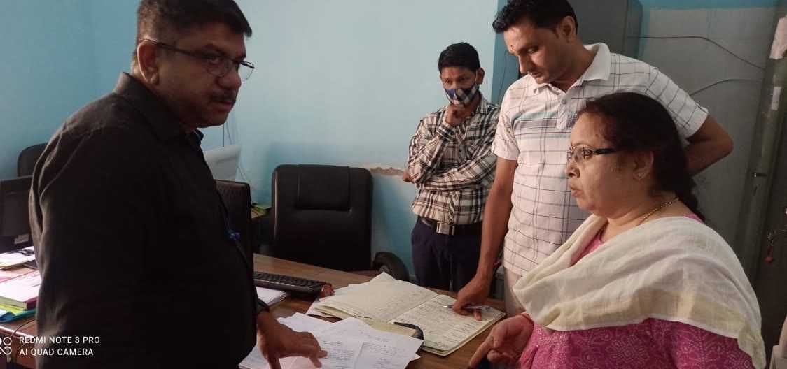 बागेश्वर विकास भवन में औचक निरीक्षण के दौरान पत्रावलियों का निरीक्षण करते सीडीओ। विज्ञप्ति बागेश्वर विकास भवन में औचक निरीक्षण के दौरान पत्रावलियों का निरीक्षण करते सीडीओ। विज्ञप्ति