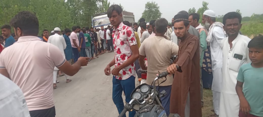 बेहट में हादसे के बाद घटनास्थल पर इकट्ठा भीड़ बेहट में हादसे के बाद घटनास्थल पर इकट्ठा भीड़