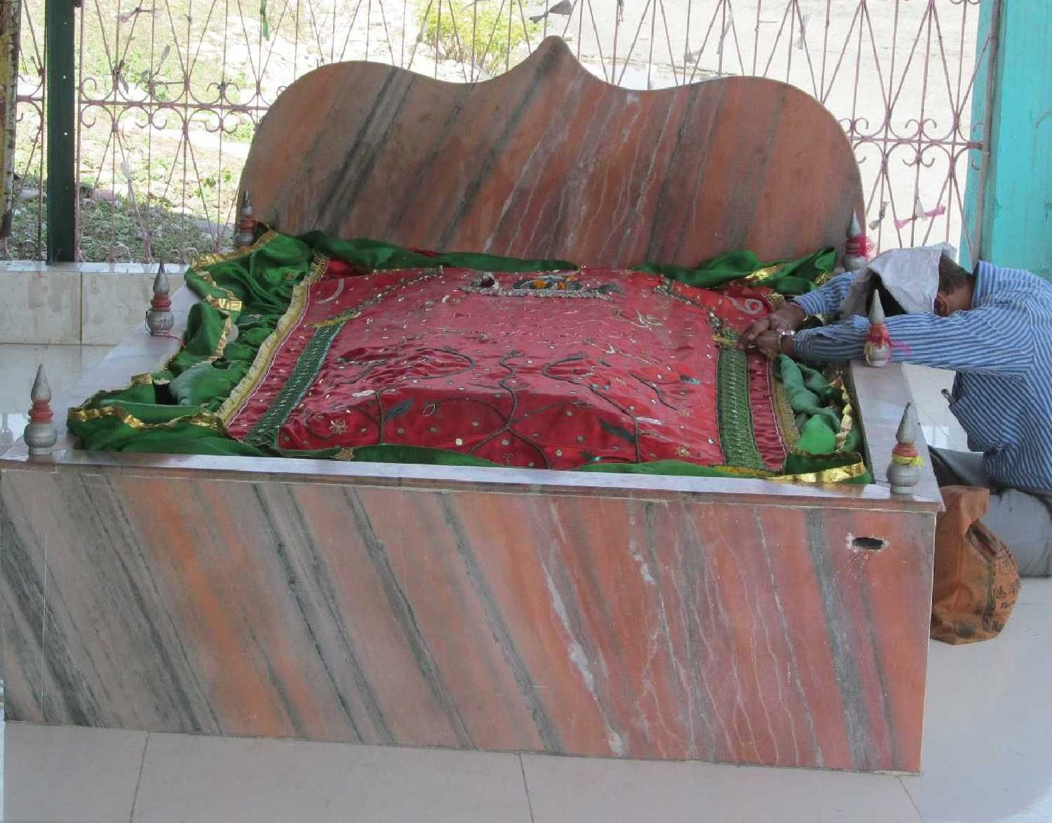 बनबसा में सैयद वलीबाबा की मजार। संवाद