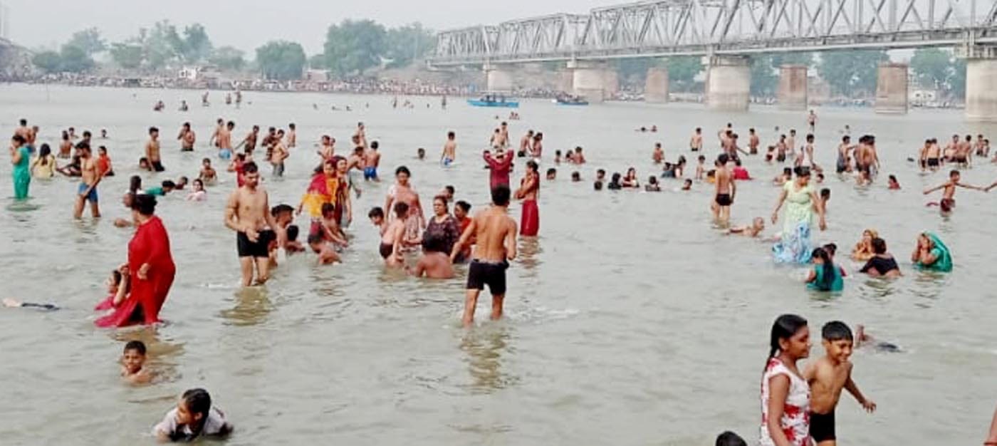 गंगा में आस्था की डुबकी लगाते श्रद्धालु। संवाद गंगा में आस्था की डुबकी लगाते श्रद्धालु। संवाद