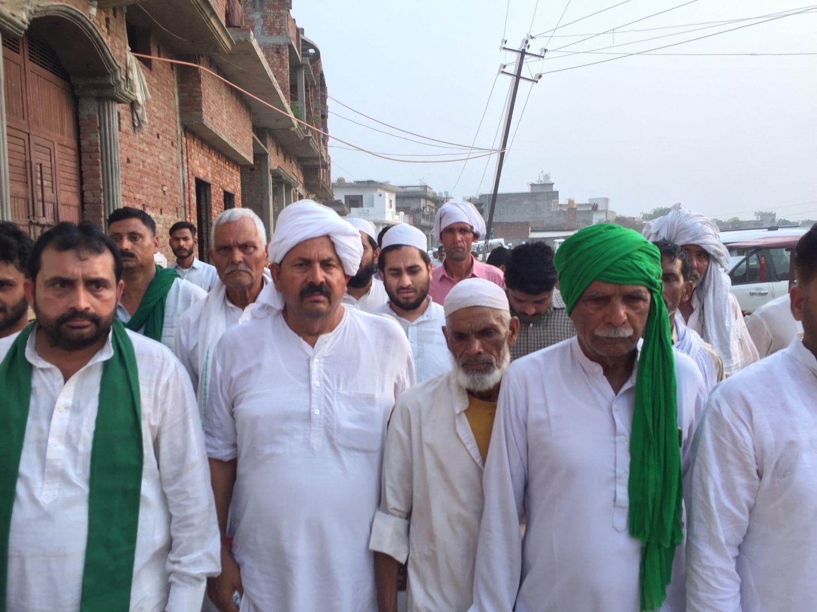 गांव जौला में गुलाम मौहम्मद की अन्तिम यात्रा में शामिल चौधरी नरेश टिकैत। गांव जौला में गुलाम मौहम्मद की अन्तिम यात्रा में शामिल चौधरी नरेश टिकैत।