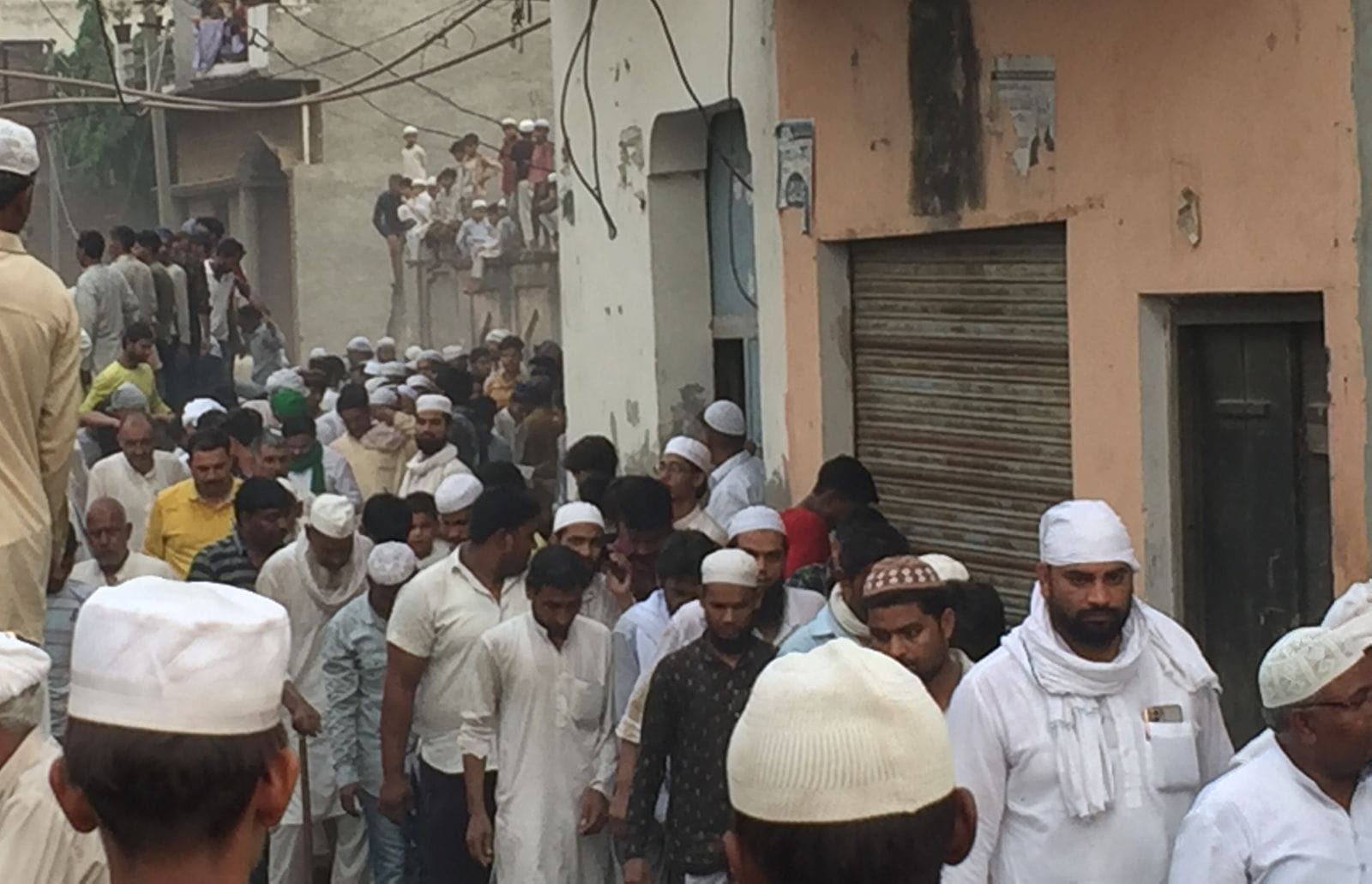 गांव जौला में गुलाम मौहम्मद की अन्तिम यात्रा में शामिल लोग।। गांव जौला में गुलाम मौहम्मद की अन्तिम यात्रा में शामिल लोग।।