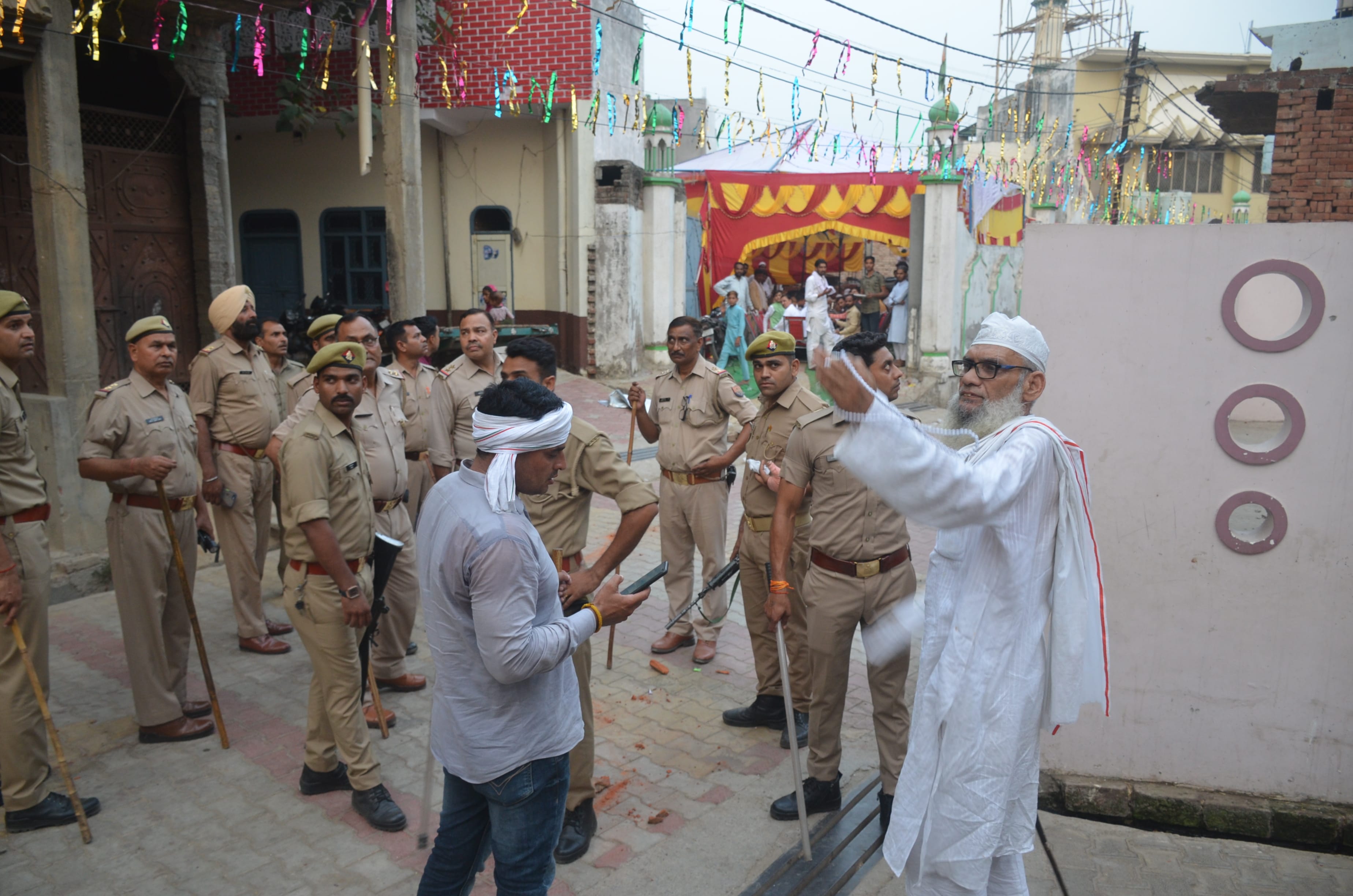 गाँव ककरौली में जमकर हुआ पथराव की पुलिस को जानकारी देते बुर्जग। गाँव ककरौली में जमकर हुआ पथराव की पुलिस को जानकारी देते बुर्जग।