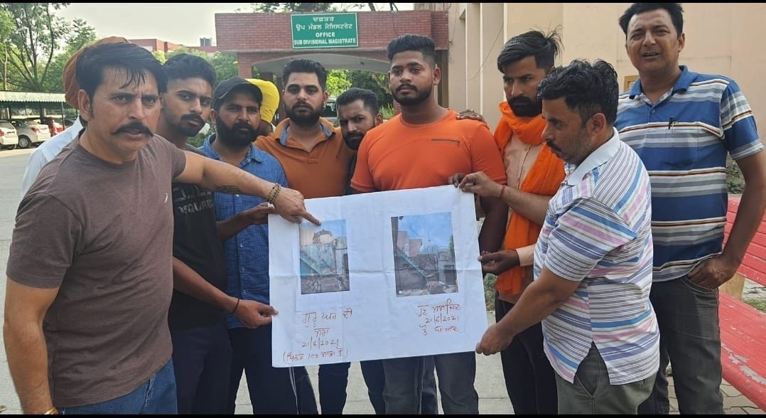 मस्जिद में बदलने का फोटो दिखाते हिंदू पक्ष के लोग।