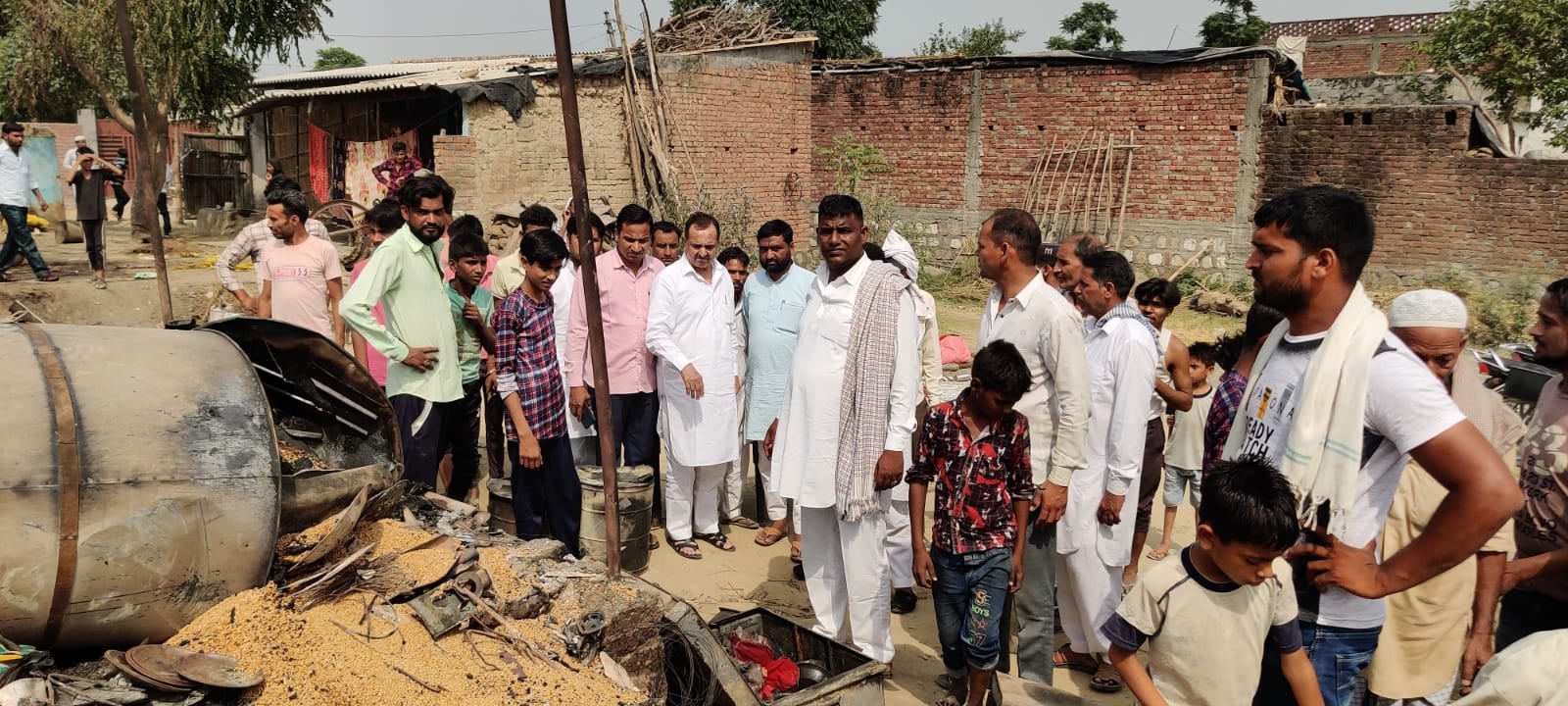 नानौली में आग से हुए नुकसान का जायजा लेते सांसद हाजी फजलुर्रहमान नानौली में आग से हुए नुकसान का जायजा लेते सांसद हाजी फजलुर्रहमान