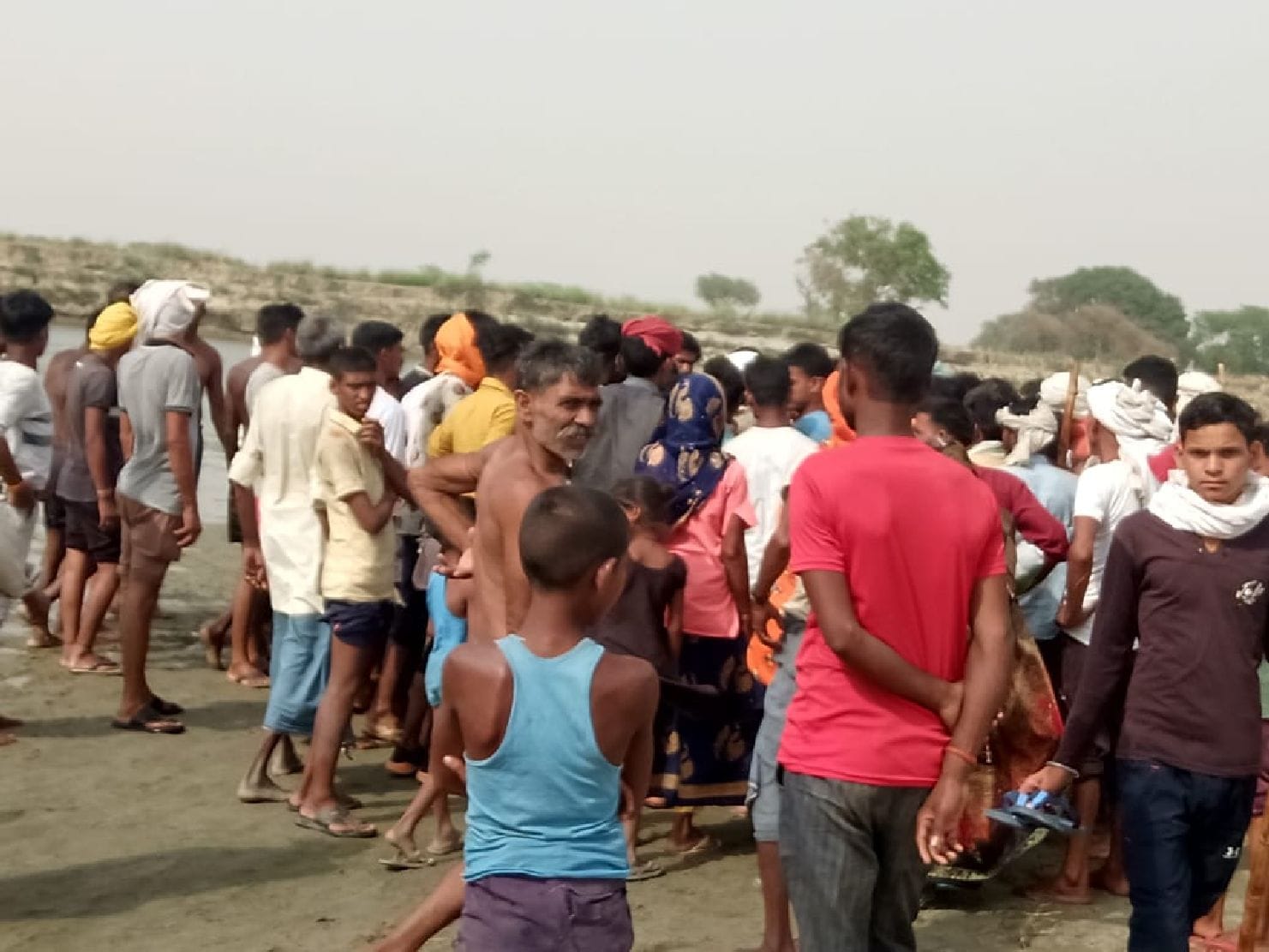 परौर में रामगंगा में डूबे रोहित को देखने को लगी लोगों की भीड़ । संवाद परौर में रामगंगा में डूबे रोहित को देखने को लगी लोगों की भीड़ । संवाद