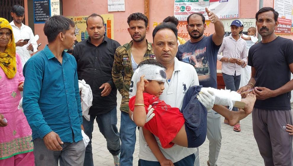 रेफर किए गए बच्चे को एम्बुलेंस तक ले जाता स्वास्थ्यकर्मी रेफर किए गए बच्चे को एम्बुलेंस तक ले जाता स्वास्थ्यकर्मी