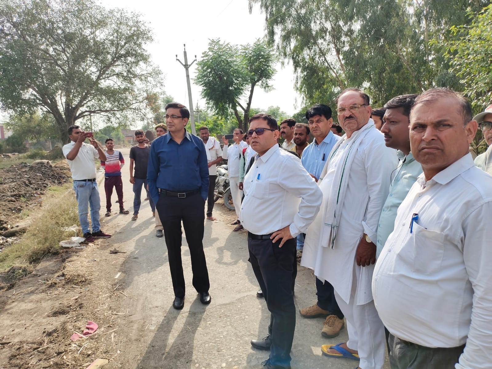 सहारनपुर में तालाबो से कब्जा हटवाते कमिश्नर व अन्य अधिकारी सहारनपुर में तालाबो से कब्जा हटवाते कमिश्नर व अन्य अधिकारी