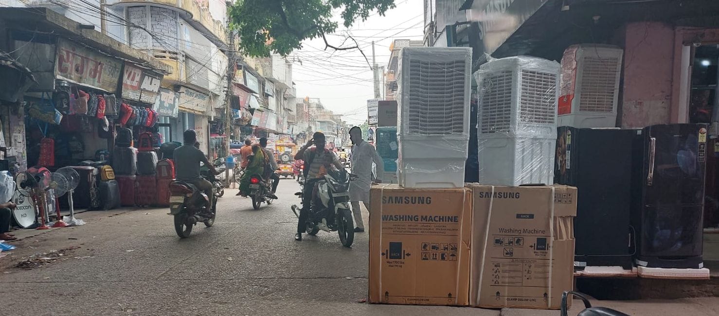 शहर के चावला चौराहे पर सड़क पर रखा दुकानों का सामान। संवाद