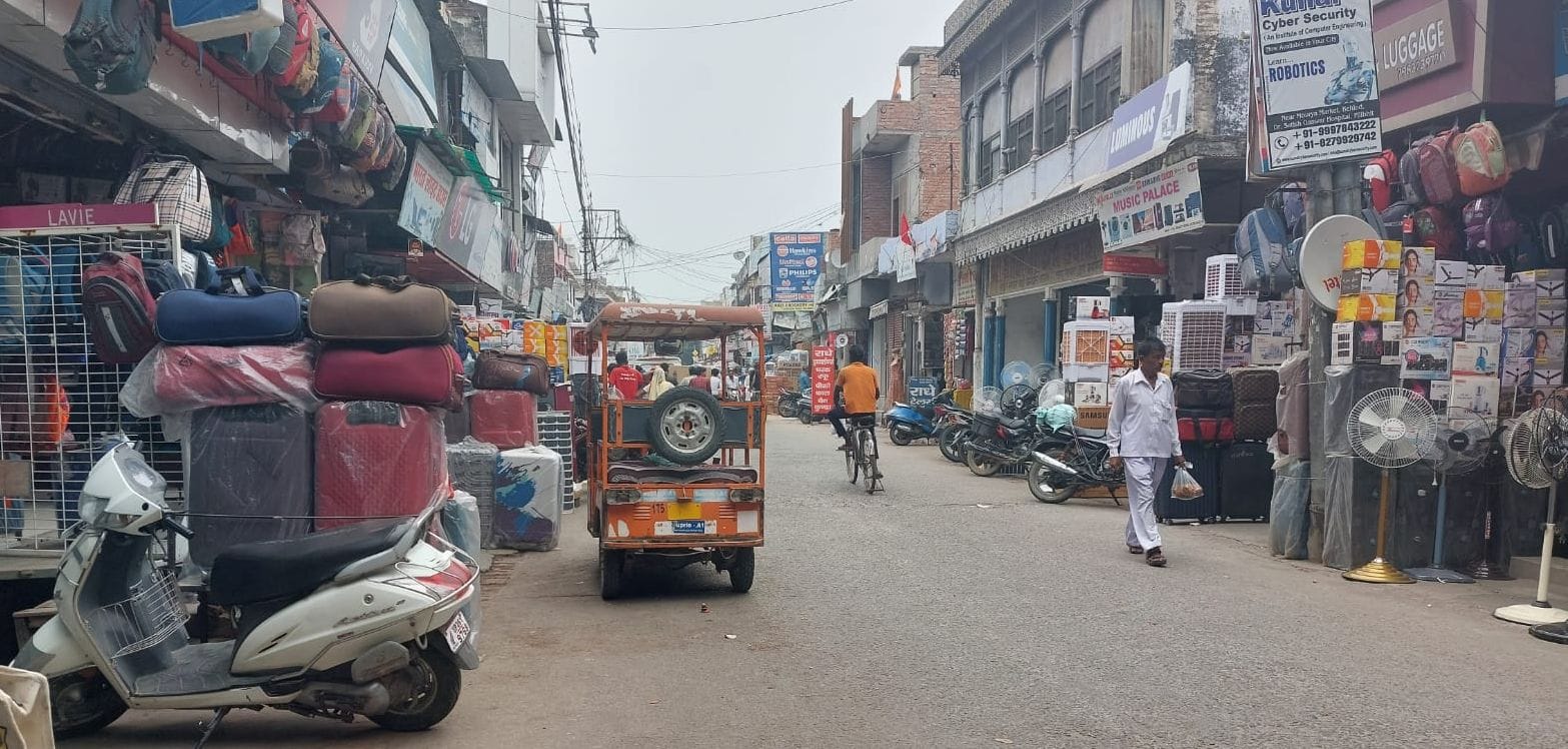 शहर के स्टेशन रोड स्थित हनुमान  मंदिर के समीप सड़क पर लगा दुकानों  का सामान। संवाद