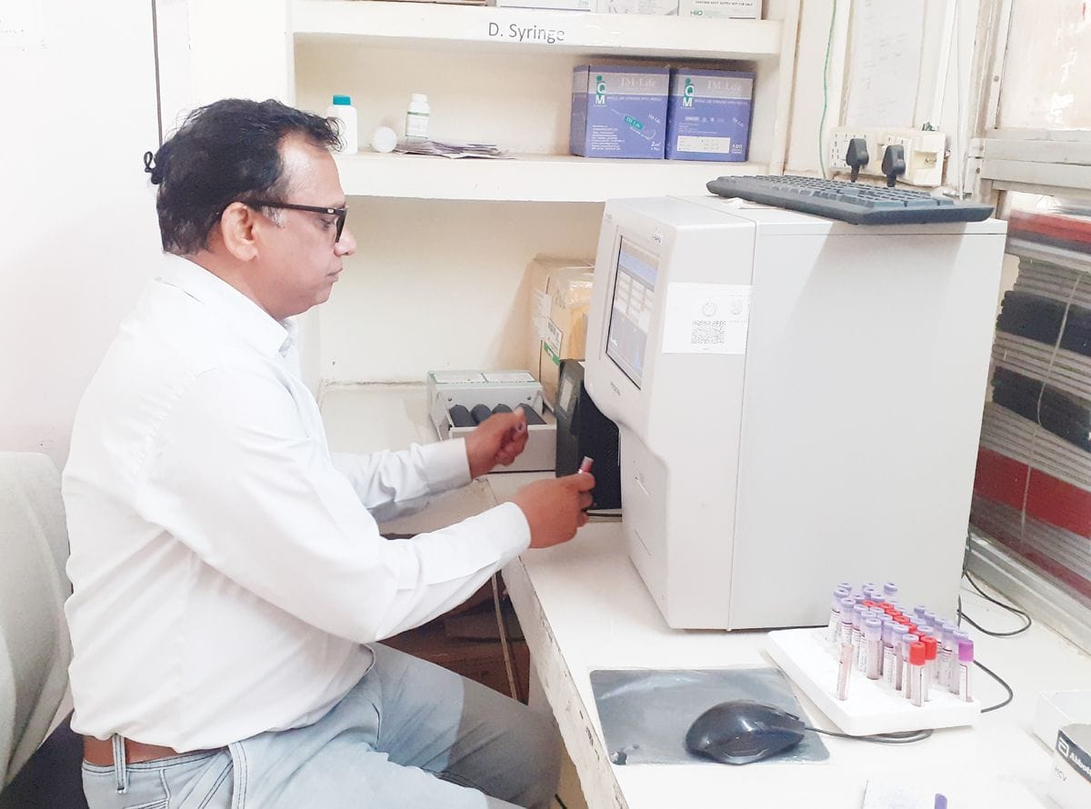 टोहाना के नागरिक अस्पताल की लैब में काम करता लैब तकनीशियन।