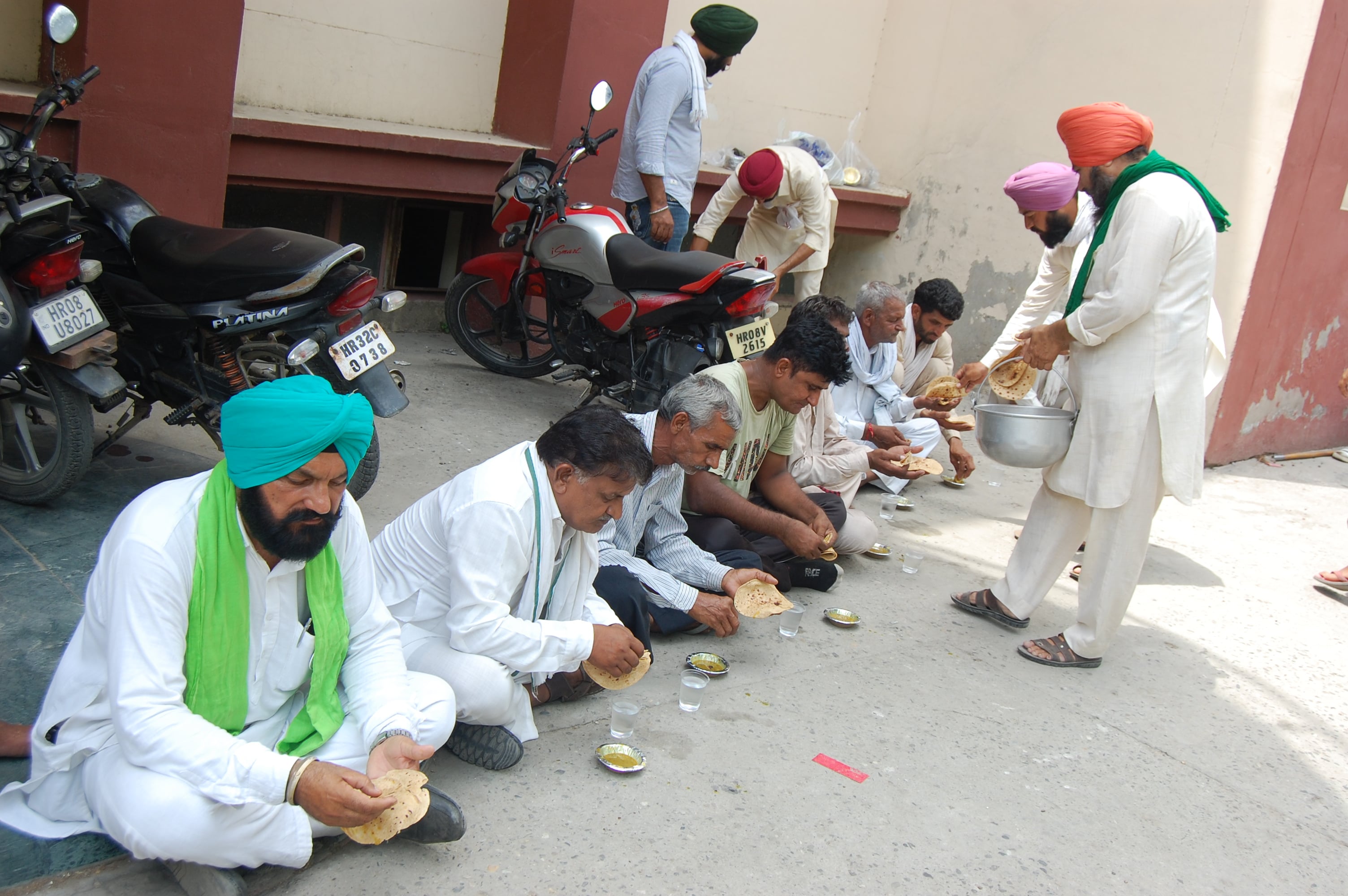 30-कैथल। लंगर गुरुद्वारे दा............धरने पर गुरुद्वारे से आया लंगर किसानों को खिलाते हुए सेवादार। 30-कैथल। लंगर गुरुद्वारे दा............धरने पर गुरुद्वारे से आया लंगर किसानों को खिलाते हुए सेवादार।