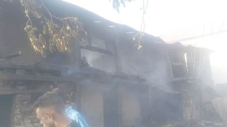 सलूणी आईपीएच कार्यालय के पास घर में लगी आग से उठता धुआं।संवाद