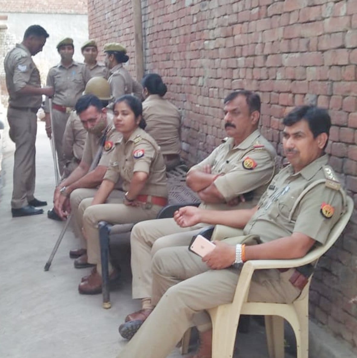 बागपत के रमाला थाना क्षेत्र के एक गांव में तैनात पुलिसफोर्स बागपत के रमाला थाना क्षेत्र के एक गांव में तैनात पुलिसफोर्स