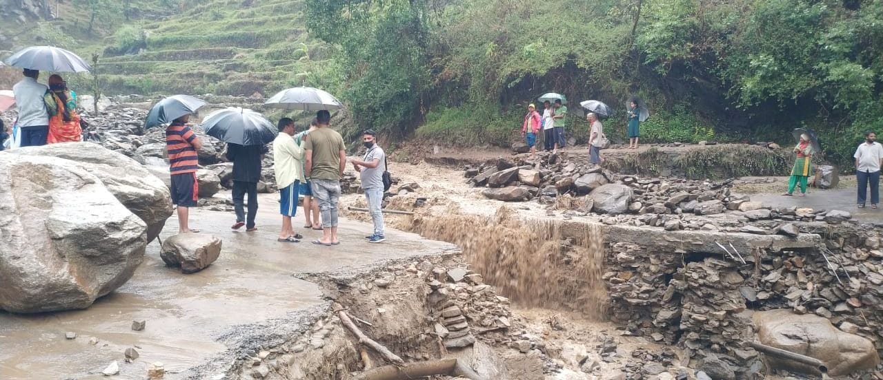 भिकियासैंण क्षेत्र में बारिश से क्षतिग्रस्त पुलिया 