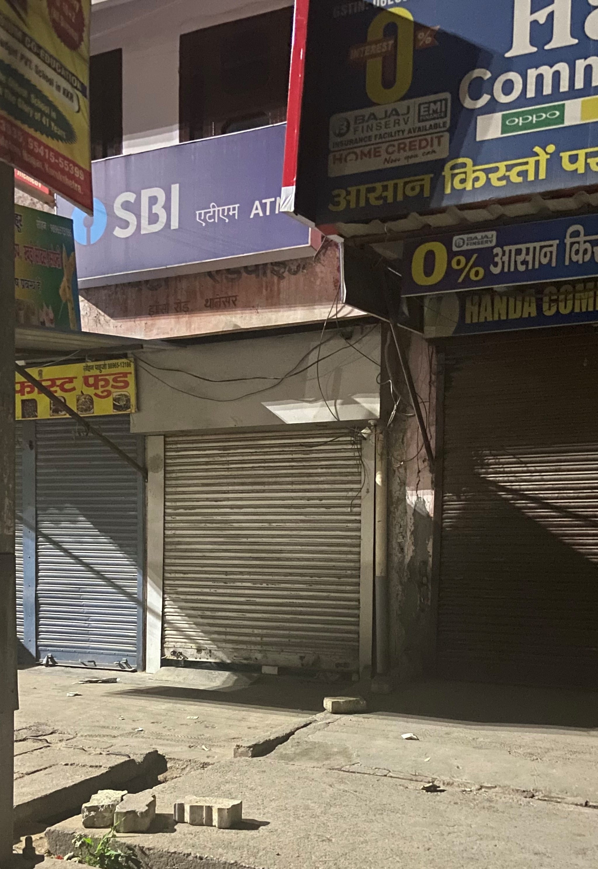 भद्रकाली चौक के पास एटीएम का नीचे से खुला शटर। संवाद भद्रकाली चौक के पास एटीएम का नीचे से खुला शटर। संवाद