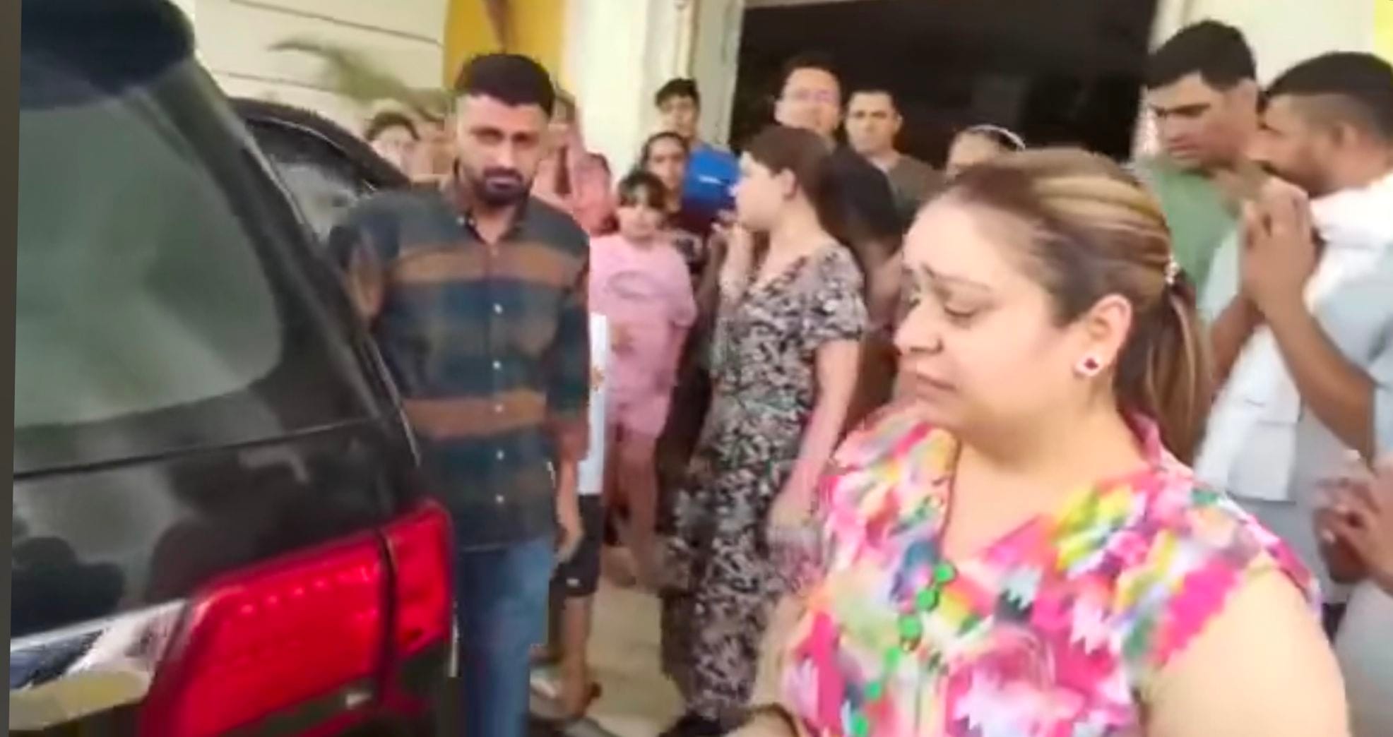 डेरामुखी की बेटी का परिवार विदेश के लिए रवाना होता हुआ। संवाद डेरामुखी की बेटी का परिवार विदेश के लिए रवाना होता हुआ। संवाद