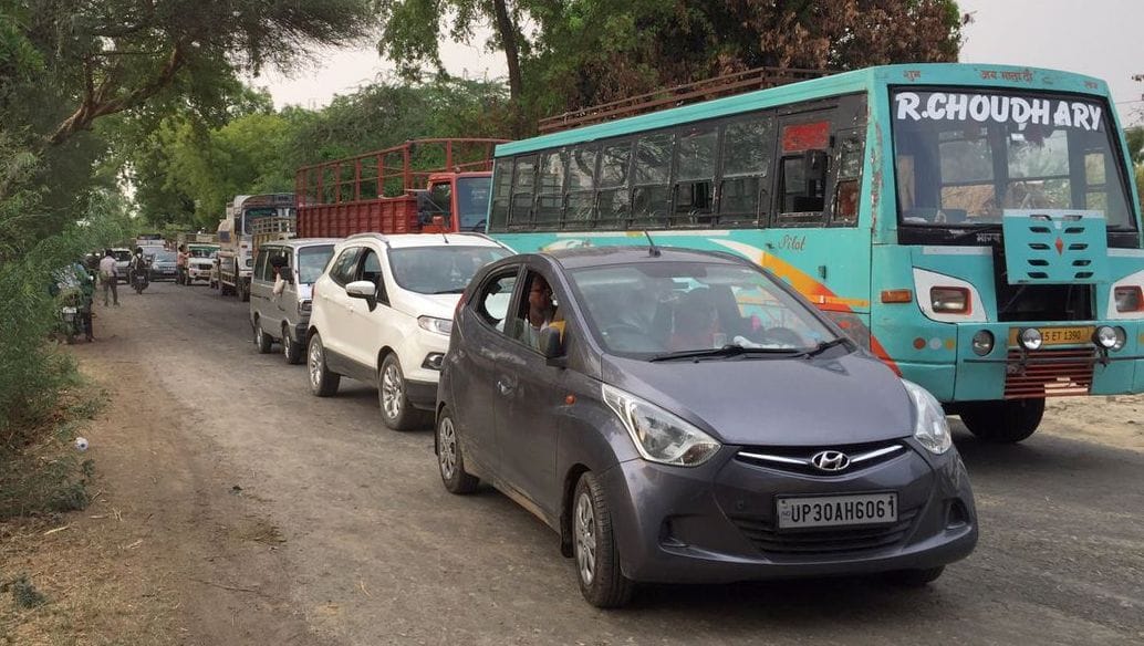 फोटो-36- पेड़ पलटने से पिहानी हरदोई रोड पर लगा जाम फोटो-36- पेड़ पलटने से पिहानी हरदोई रोड पर लगा जाम