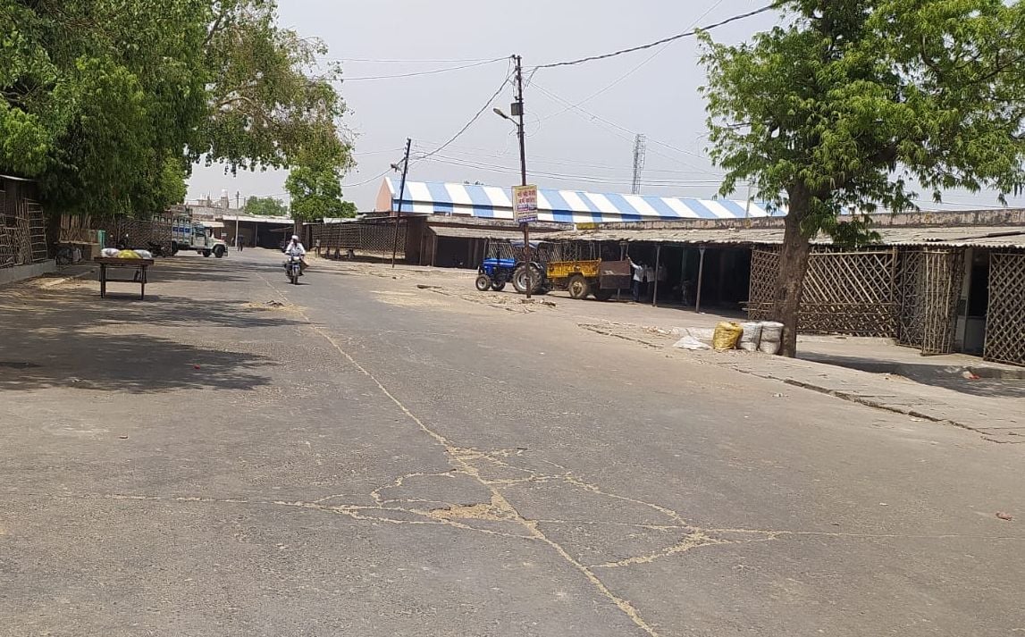फोटो18एयूआरपी 22- कारोबार न होने से मंडी में पसरा सन्नाटा। संवाद फोटो18एयूआरपी 22- कारोबार न होने से मंडी में पसरा सन्नाटा। संवाद