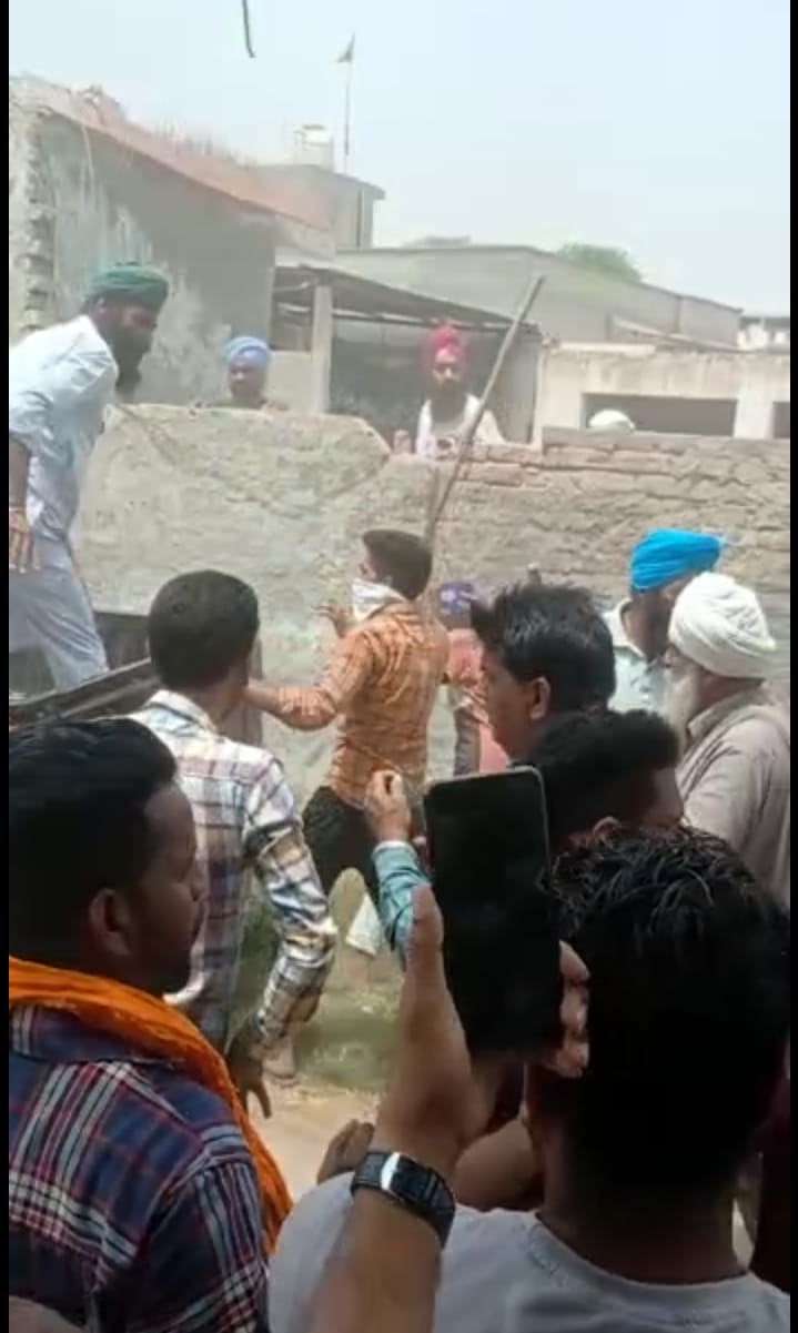 गांव चक शिकार गाह (फिरोजपुर) में मुलाजिमों की टीम को घेर कर लाठियों से हमला करते ग्रामीण।