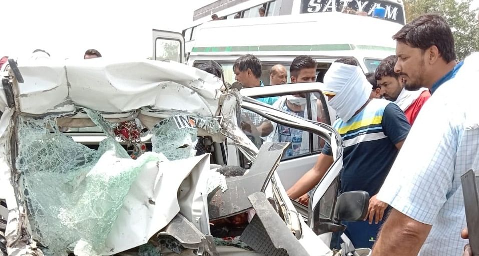 Traumatic Road Accident In Kanpur, Car Collided With Water Tanker, Four  People Died - यूपी में भीषण सड़क हादसा: टैंकर से टकराई कार, पिता पुत्र समेत  चार की मौत - Amar Ujala