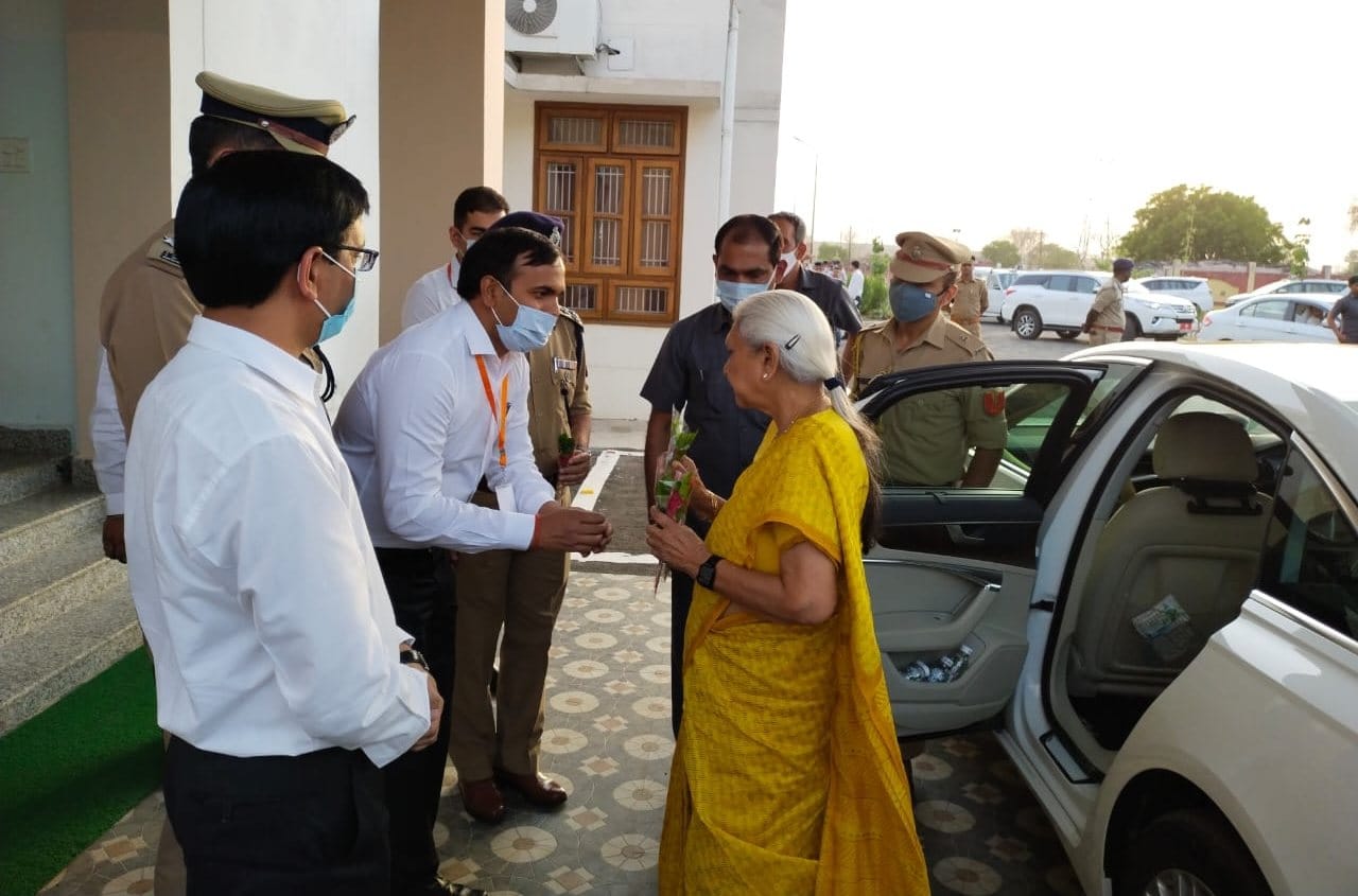 लोढ़ी स्थित सर्किट हाऊस में राज्यपाल आनंदीबेन पटेल का स्वागत करते डीएम चंद्र विजय सिंह लोढ़ी स्थित सर्किट हाऊस में राज्यपाल आनंदीबेन पटेल का स्वागत करते डीएम चंद्र विजय सिंह