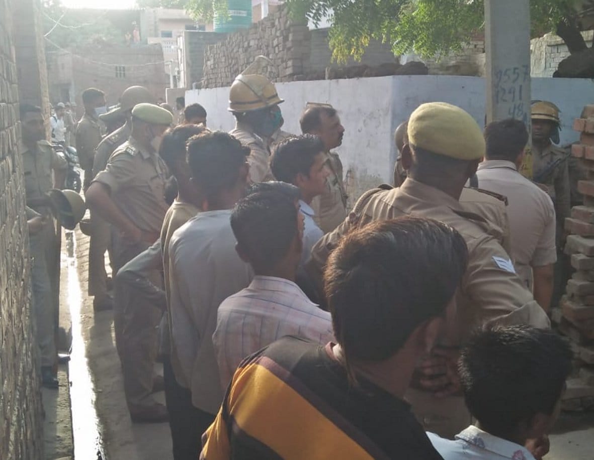रमाला थाना क्षेत्र के एक गांव में तैनात पुलिसफोर्स व मौजूद भीड़ रमाला थाना क्षेत्र के एक गांव में तैनात पुलिसफोर्स व मौजूद भीड़