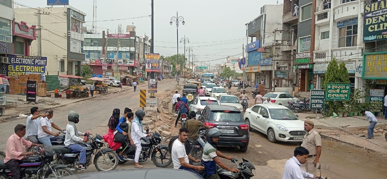 सड़क निर्माण के चलते लगे जाम में फंसे वाहन सवार। संवाद