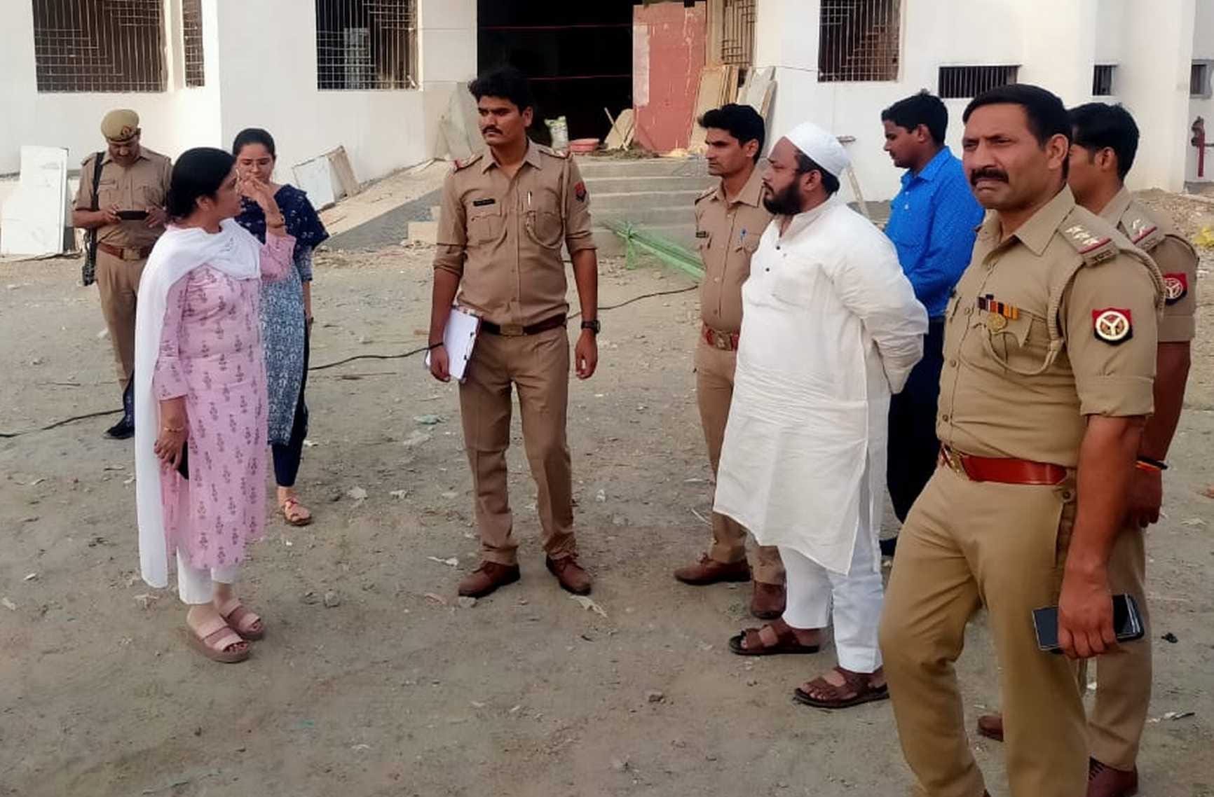 धौलाना में भवन सील करने पहुंची एसडीएम व पुलिस बल धौलाना में भवन सील करने पहुंची एसडीएम व पुलिस बल