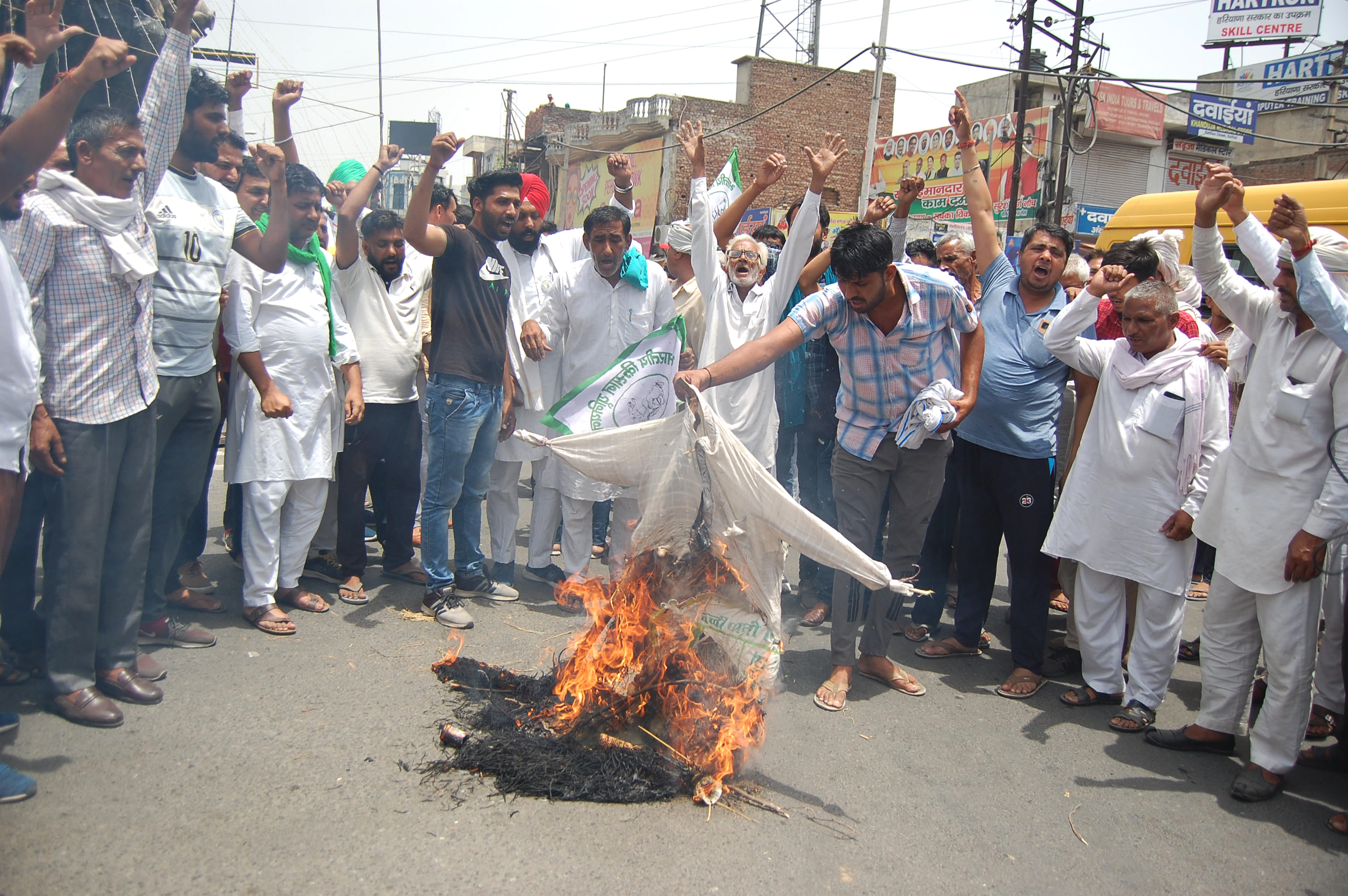 13-कैथल। पिहोवा चौक पर बिजली मंत्री का पुतला जलाते हुए किसान।