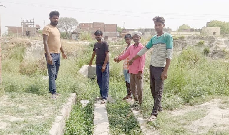 अभोली ब्लाक के मिश्राइनपुर में टूटी पक्की नाली को दिखाते ग्रामीण। संवाद अभोली ब्लाक के मिश्राइनपुर में टूटी पक्की नाली को दिखाते ग्रामीण। संवाद