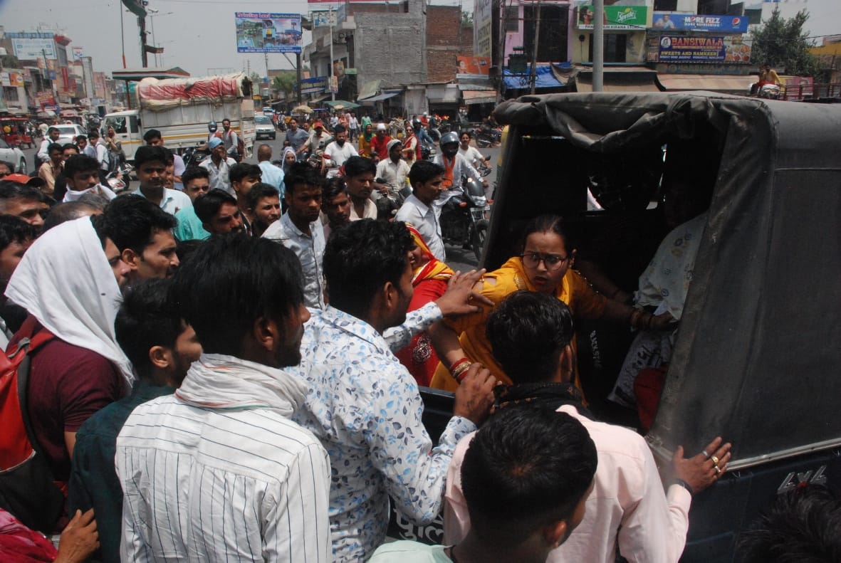 बागपत के राष्ट्र वंदना चौक पर रोडवेज बस की चपेट में घायल हुई महिला को पुलिस वाहन से जिला अस्पताल ल?