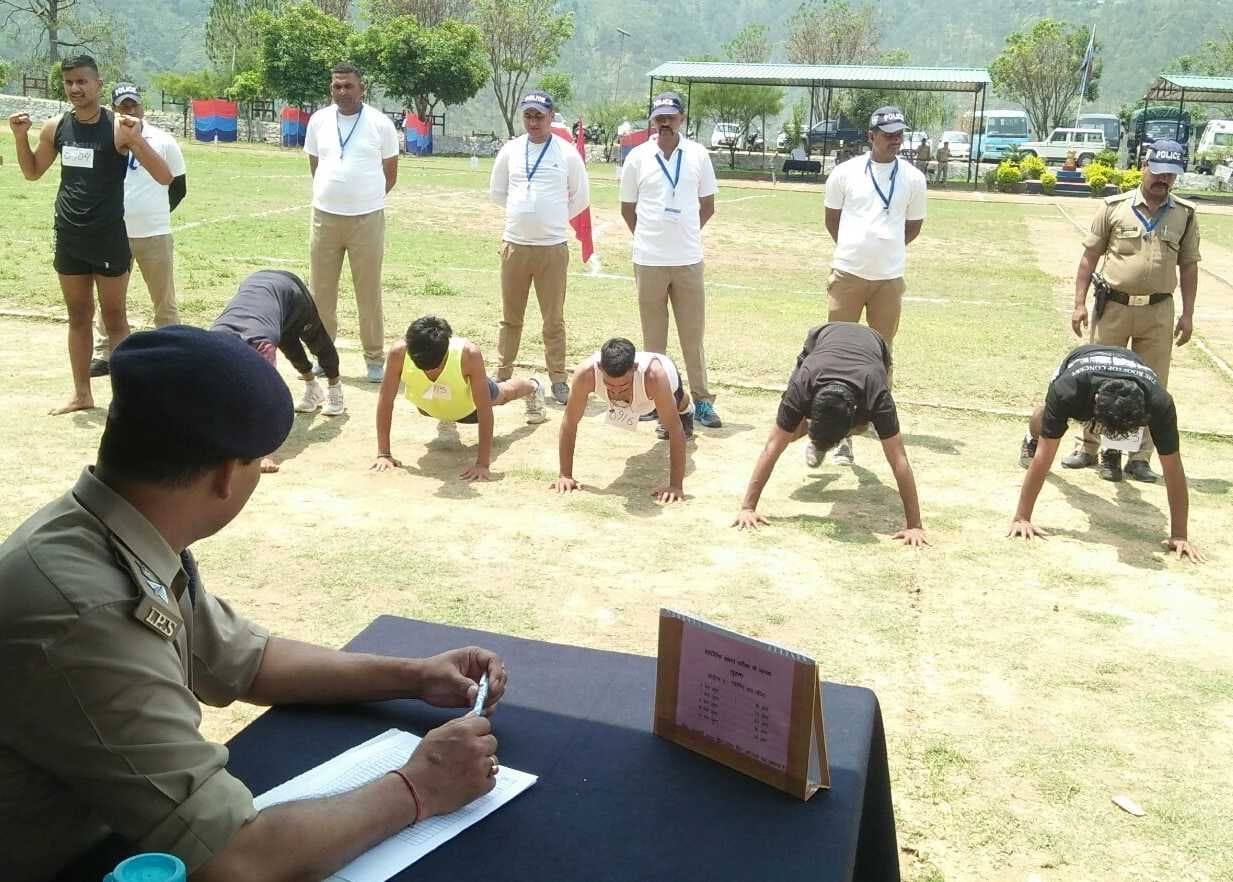 बागेश्वर में चल रही पुलिस भर्ती की निगरानी करते एसपी अमित श्रीवास्तव
