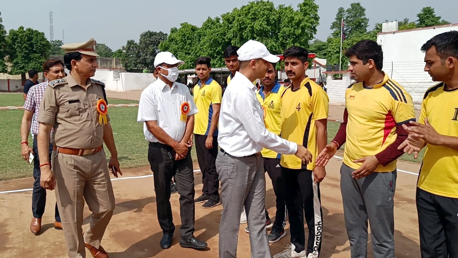 बिजनौर पुलिस लाइन में अंतरजनपदीय खेल प्रतियोगिता के शुभारंभ पर खिलाड़ियों से परिचय लेते डीआईजी बिजनौर पुलिस लाइन में अंतरजनपदीय खेल प्रतियोगिता के शुभारंभ पर खिलाड़ियों से परिचय लेते डीआईजी
