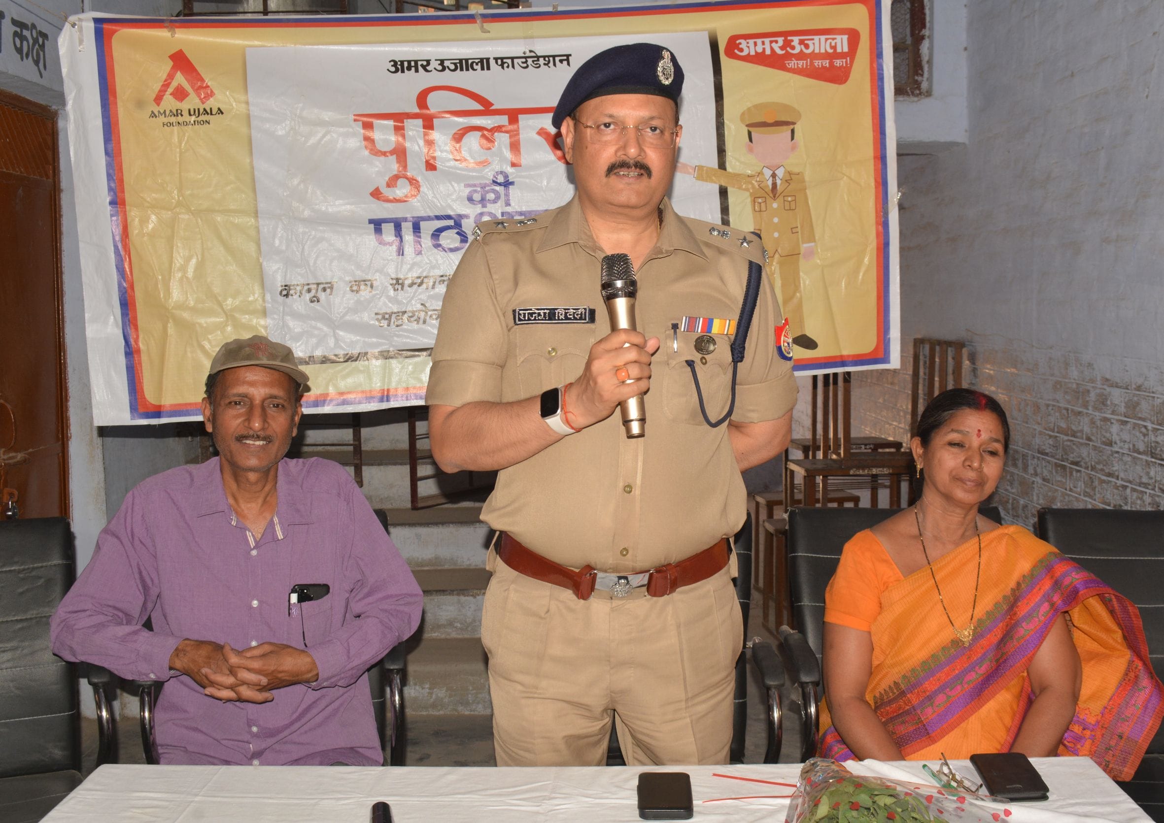 फोटो-13-पुलिस की पाठशाला कार्यक्रम में बेटियों के सवालों के जवाब देते एसपी राजेश द्विवेदी