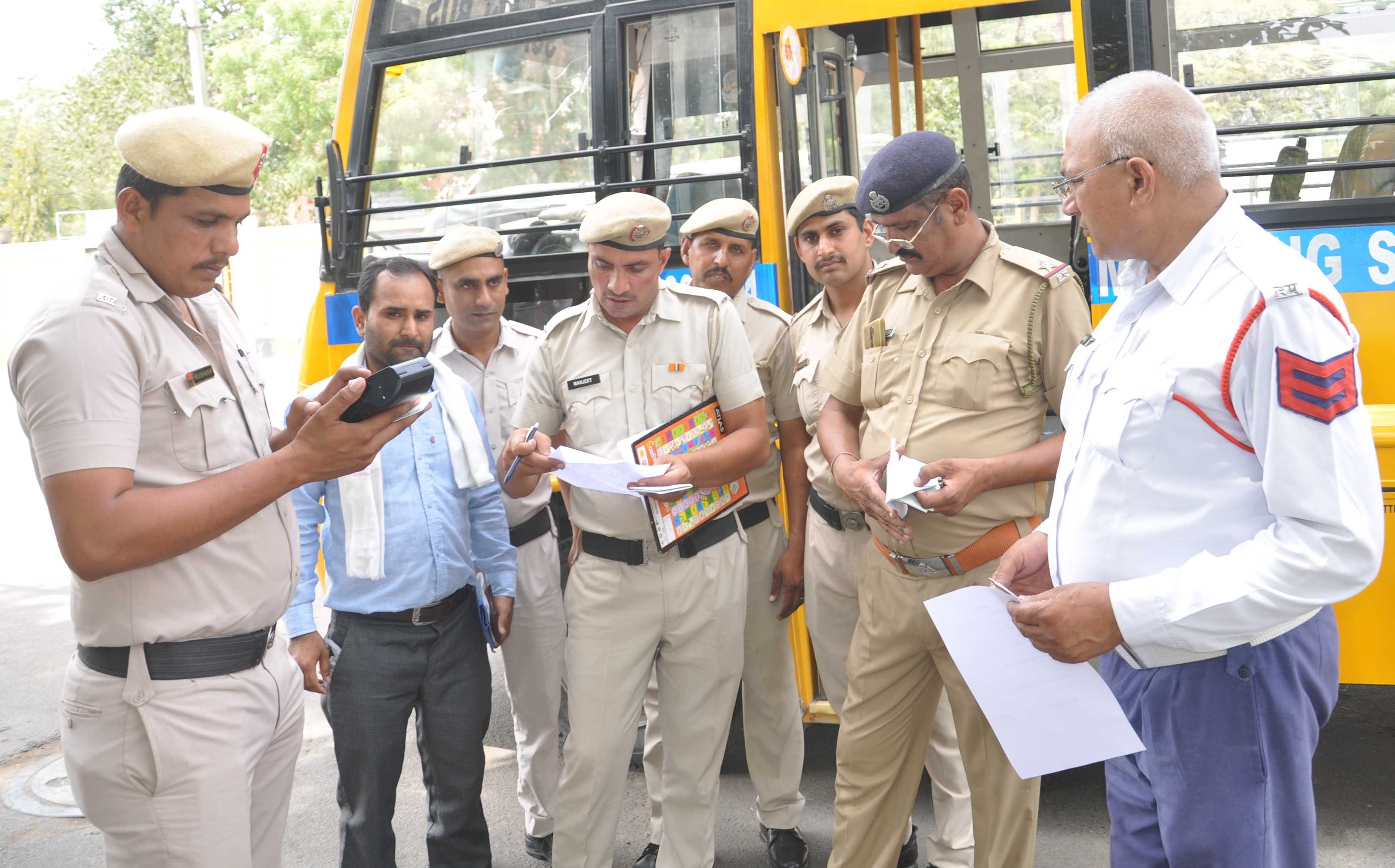 हिसार -स्कूल बस के चालान करती ट्रैफिक पुलिस की टीम। संवाद हिसार -स्कूल बस के चालान करती ट्रैफिक पुलिस की टीम। संवाद