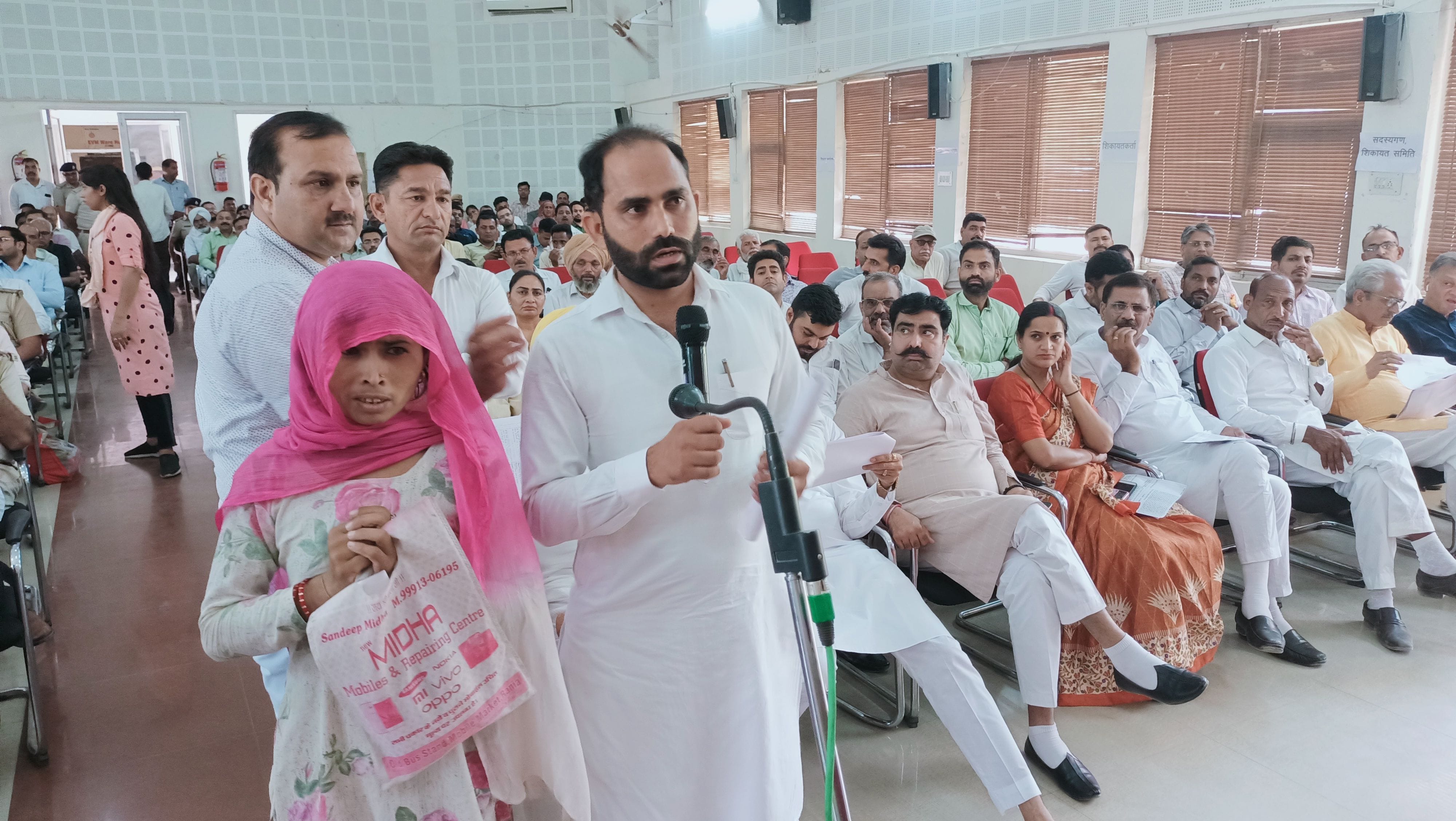 कष्ट निवारण समिति की बैठक में शहरी स्थानीय निकाय मंत्री डॉ. कमल गुप्ता के समक्ष शिकायत रखती पीड़? कष्ट निवारण समिति की बैठक में शहरी स्थानीय निकाय मंत्री डॉ. कमल गुप्ता के समक्ष शिकायत रखती पीड़?