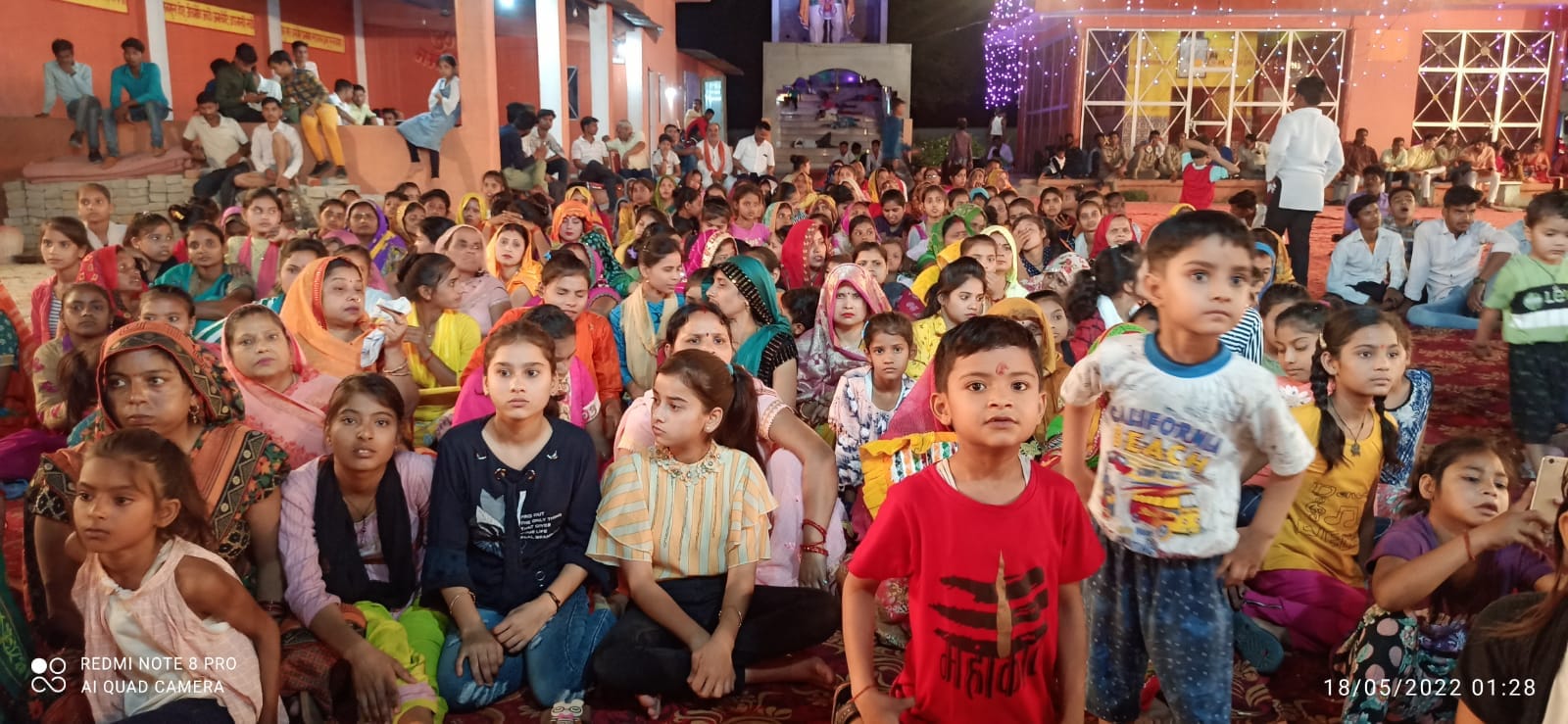 माता रानी के जगराता में मौजूद लोग माता रानी के जगराता में मौजूद लोग