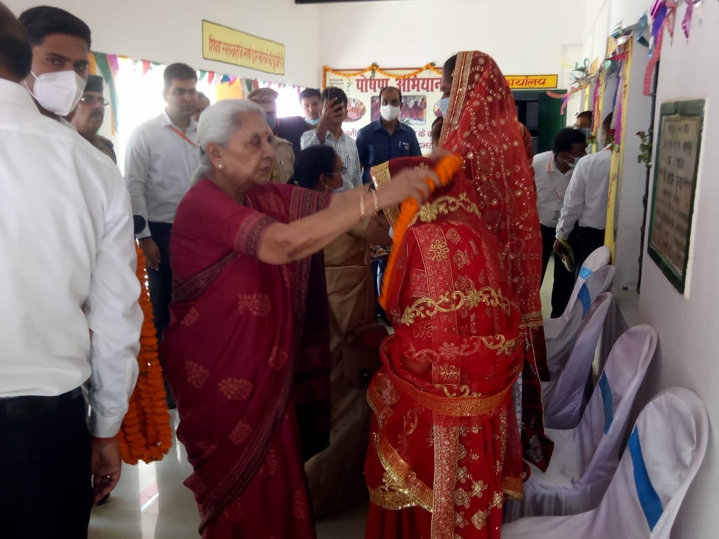 प्राथमिक विद्यालय असनहर के परिसर में गोदभराई कार्यक्रम में गर्भवती महिला को माला पहनातीं राज्य? प्राथमिक विद्यालय असनहर के परिसर में गोदभराई कार्यक्रम में गर्भवती महिला को माला पहनातीं राज्य?