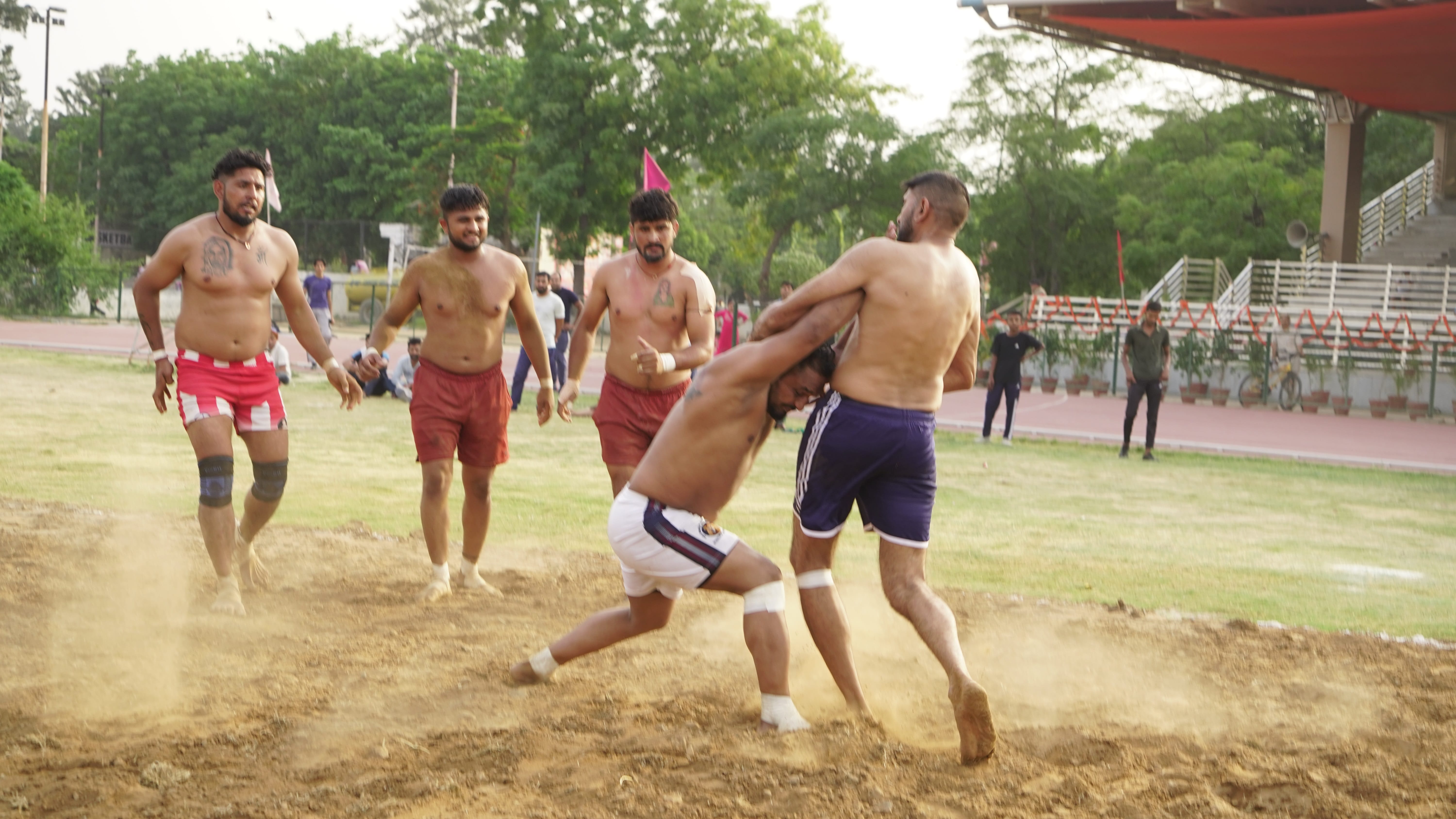 सर्कल कबड्डी प्रतियोगिता के मैच में भिड़ते खिलाड़ी।  संवाद