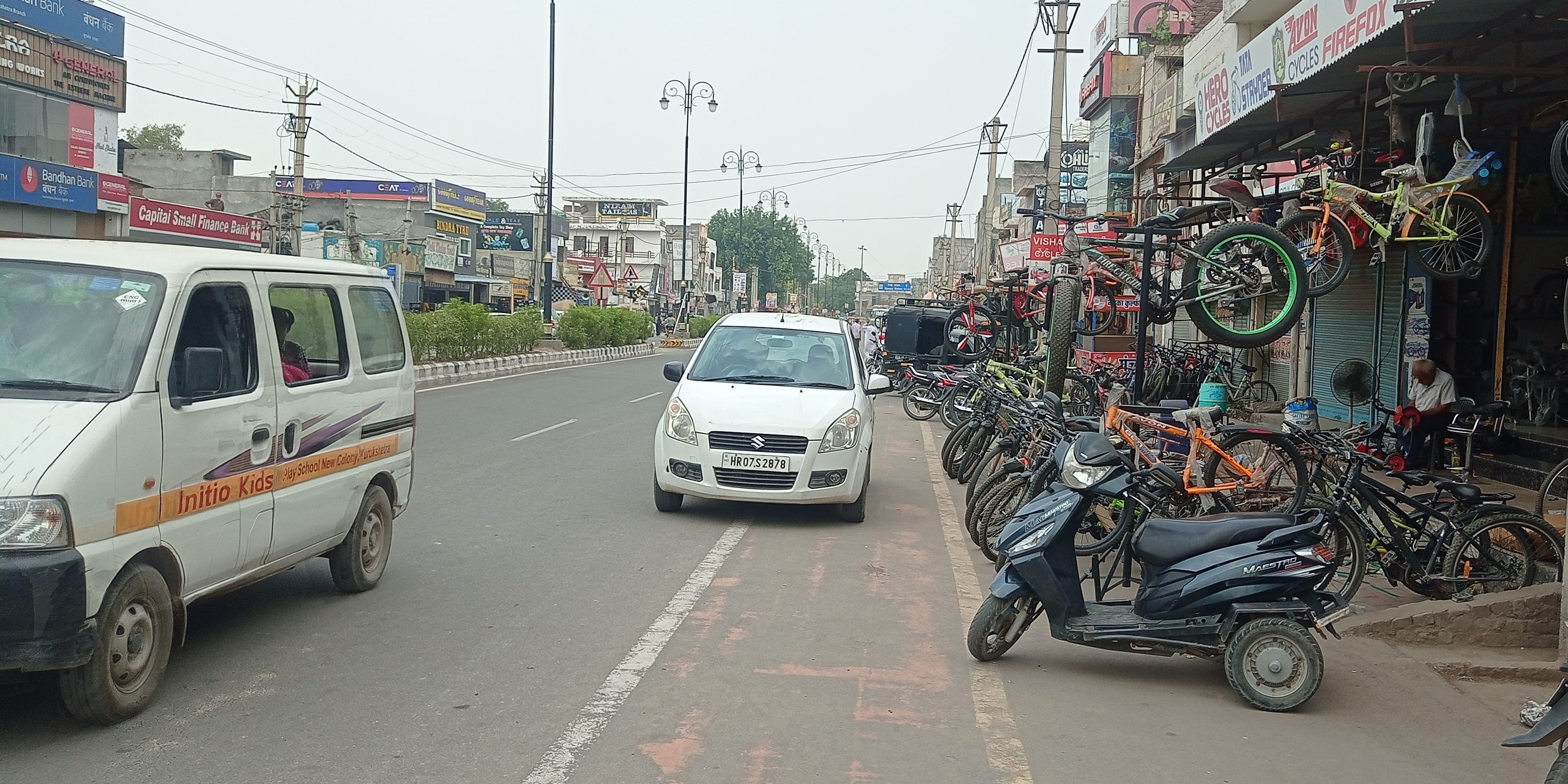 सड़क पर सामान रखकर किया गया अतिक्रमण। संवाद सड़क पर सामान रखकर किया गया अतिक्रमण। संवाद