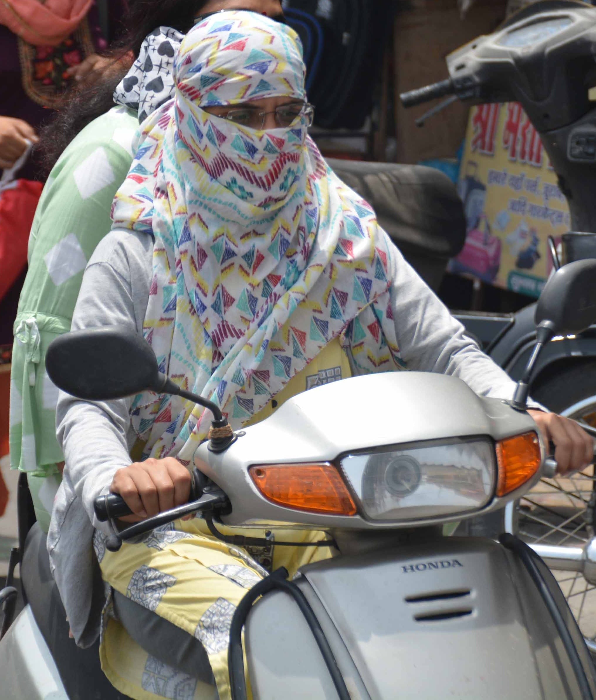 शामली में कपड़ा लपेट कर स्कूटी पर जाती युवतियां। शामली में कपड़ा लपेट कर स्कूटी पर जाती युवतियां।