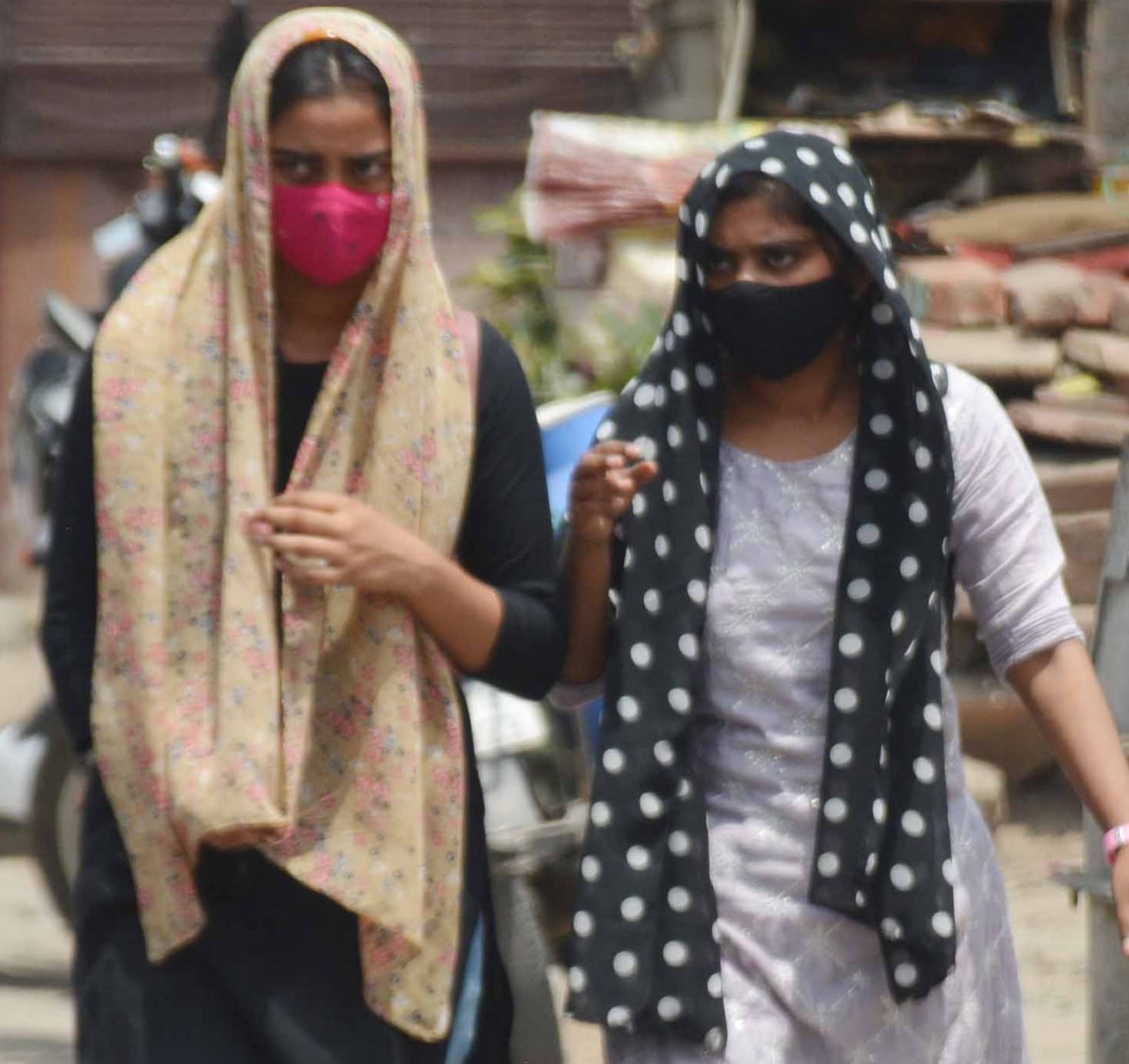 शामली में धूप से बचने के लिए चेहरे पर कपड़ा लपेट कर गुजरती युवतियां शामली में धूप से बचने के लिए चेहरे पर कपड़ा लपेट कर गुजरती युवतियां