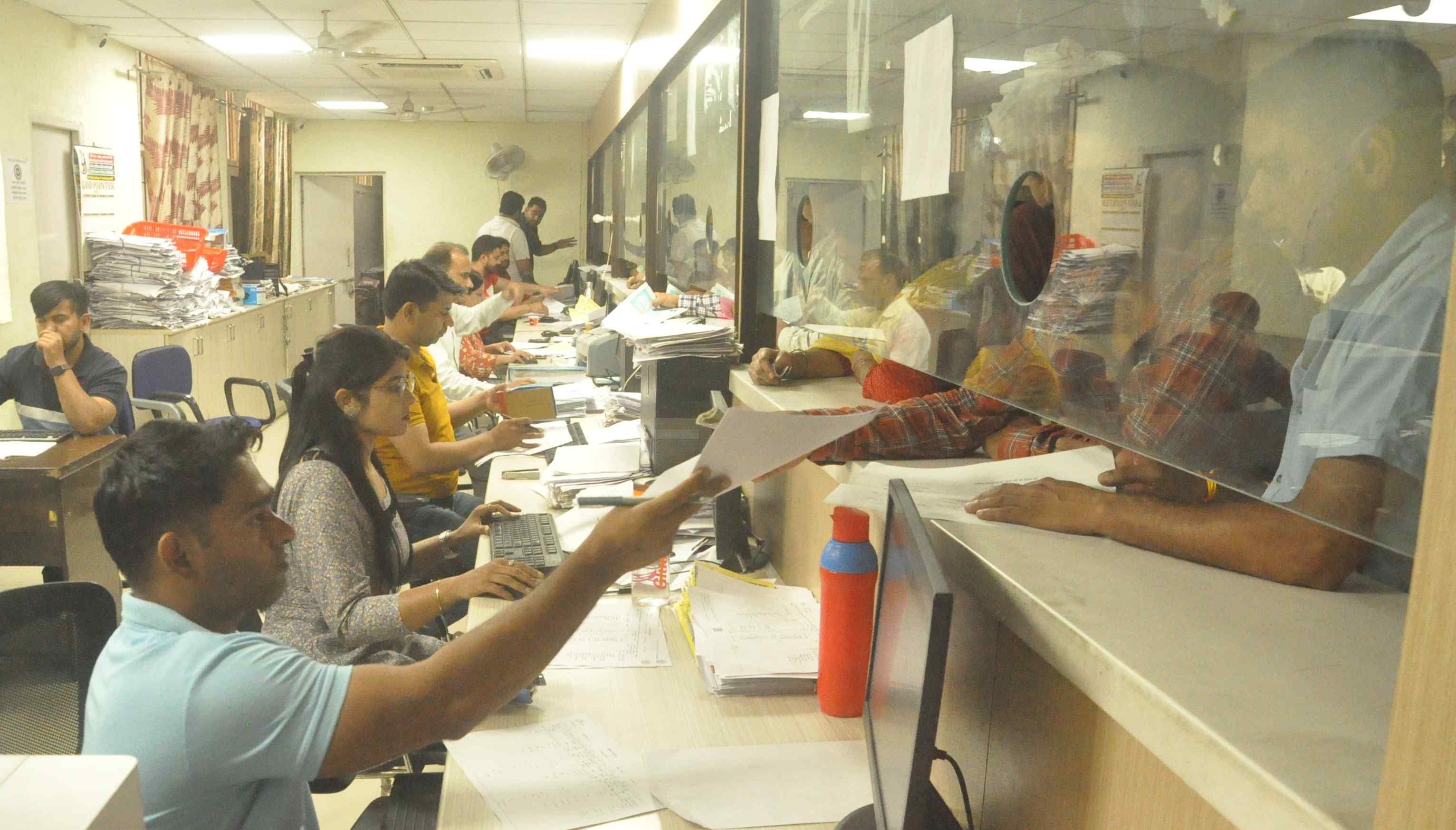 तहसील कार्यालय में काउंटर पर बैठे कर्मचारी।  संवाद 